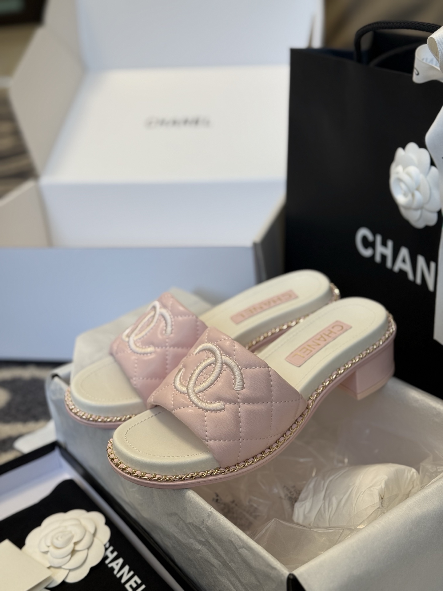 
chanel 25。 new arrival～
小香25春夏小羊皮拖鞋新品
小羊皮材质，菱格加持，刺绣