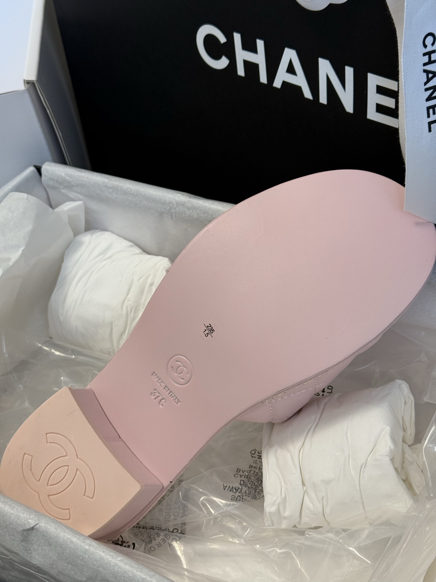 
chanel 25。 new arrival～
小香25春夏小羊皮拖鞋新品
小羊皮材质，菱格加持，刺绣