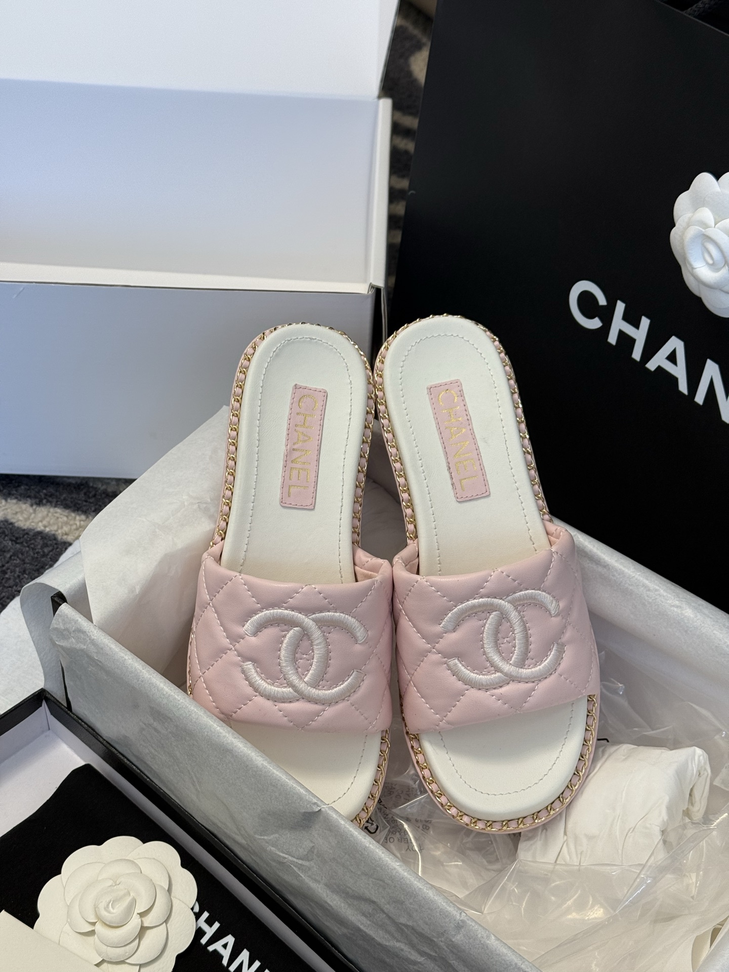 
chanel 25。 new arrival～
小香25春夏小羊皮拖鞋新品
小羊皮材质，菱格加持，刺绣