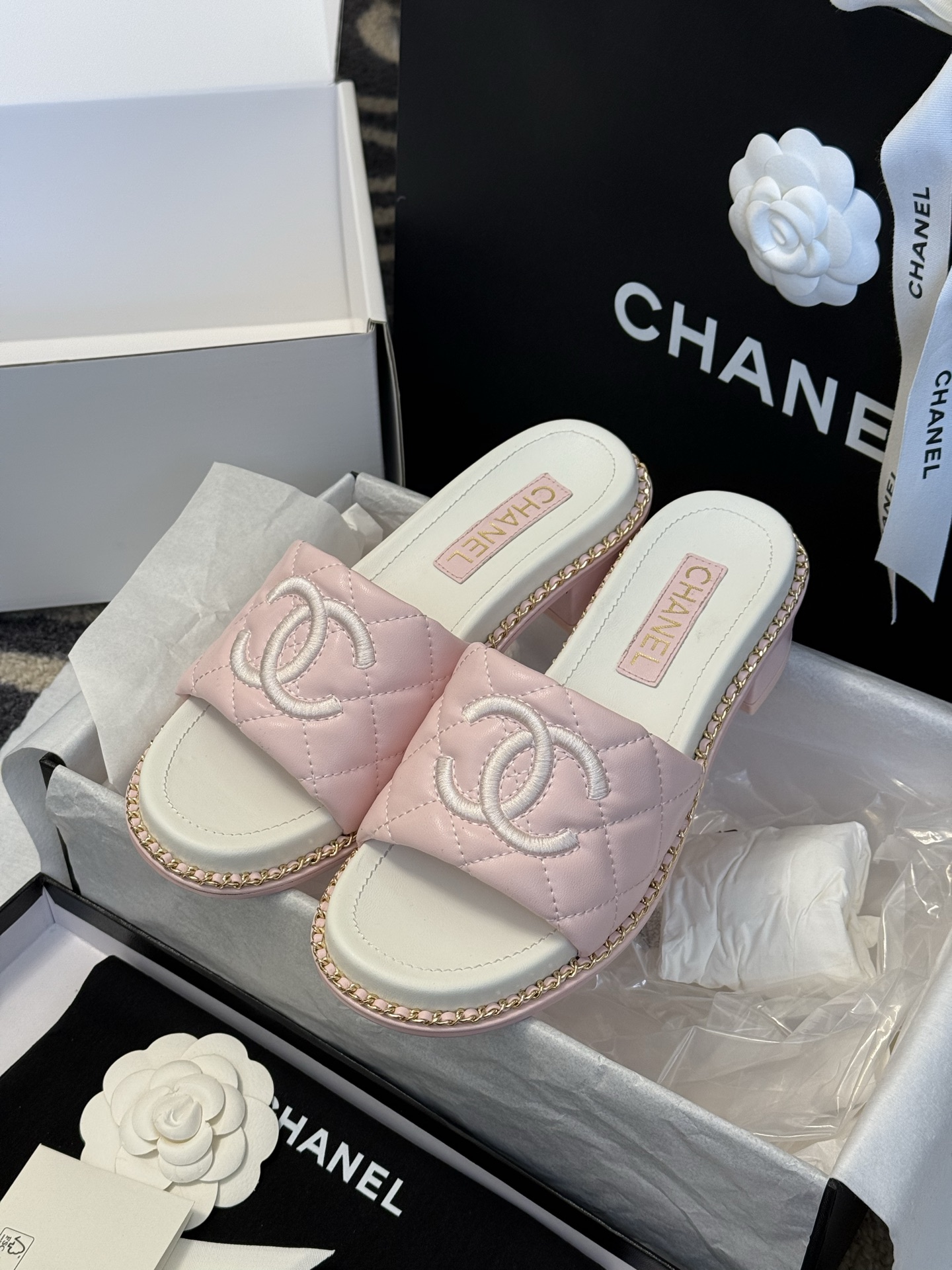 
chanel 25。 new arrival～
小香25春夏小羊皮拖鞋新品
小羊皮材质，菱格加持，刺绣