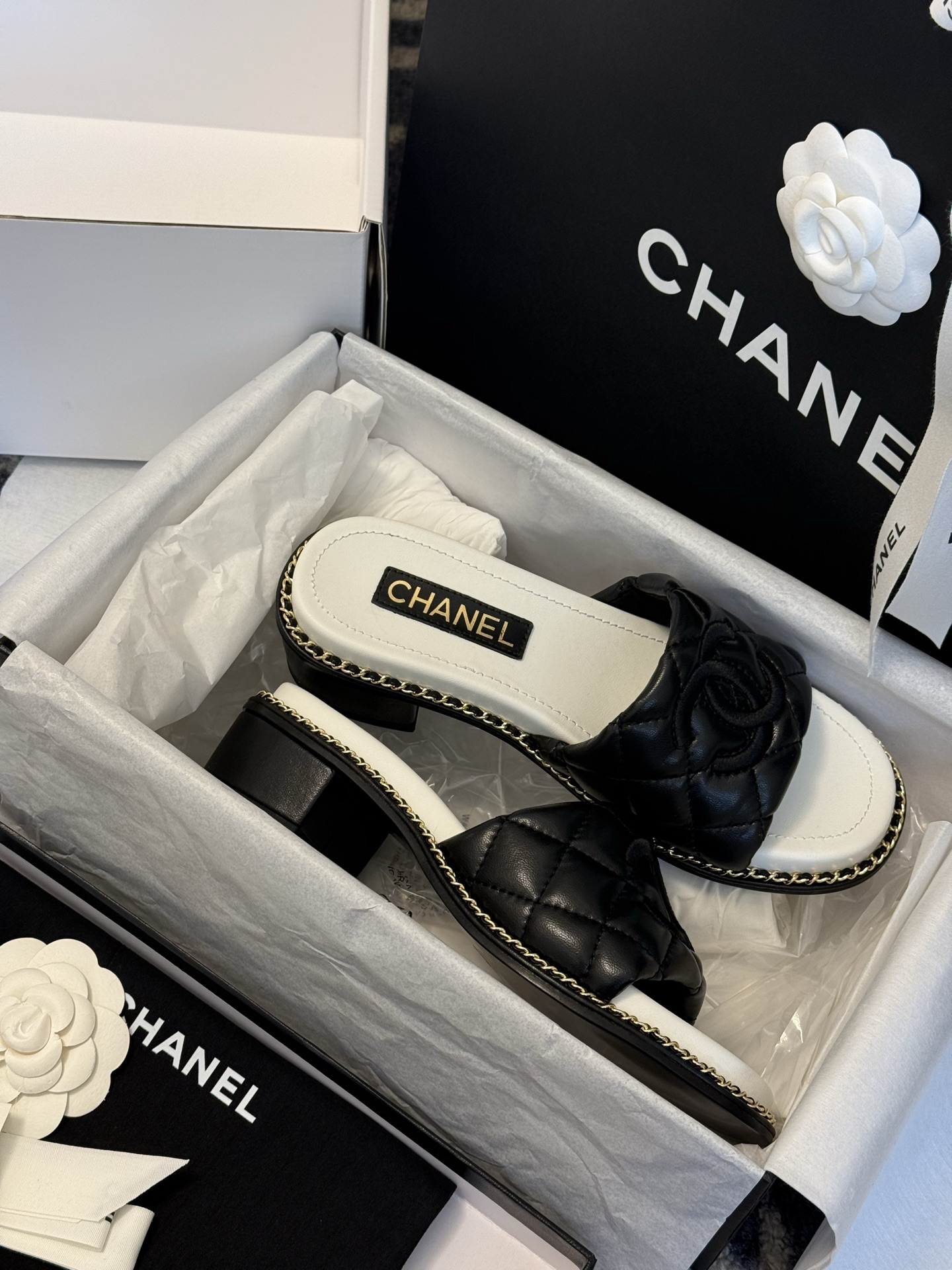 
chanel 25。 new arrival～
小香25春夏小羊皮拖鞋新品
小羊皮材质，菱格加持，刺绣