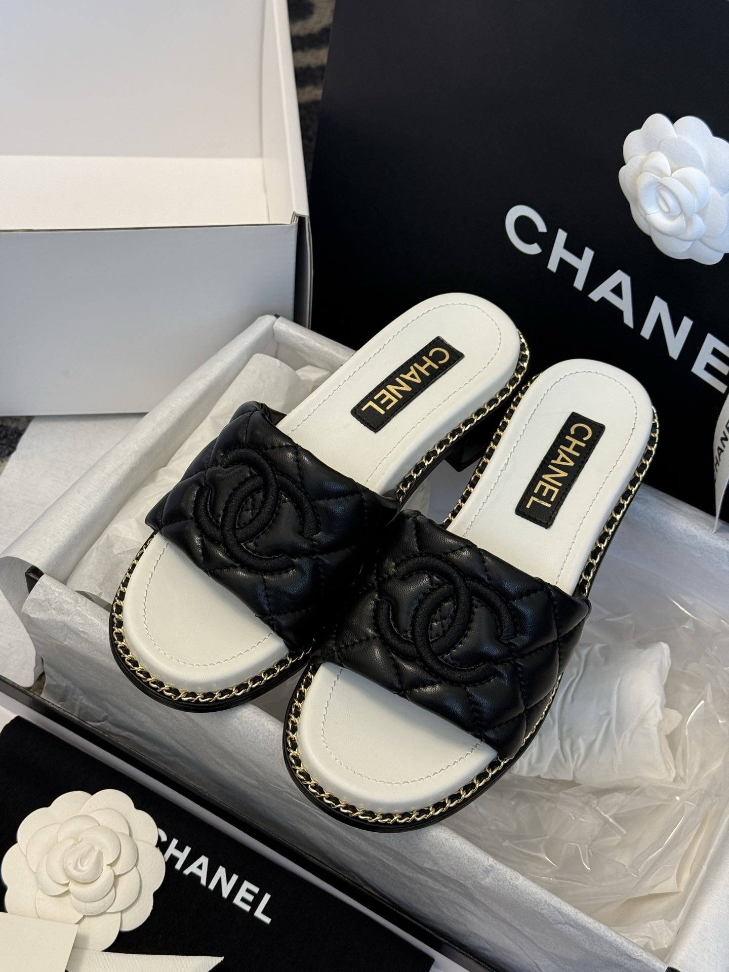 
chanel 25。 new arrival～
小香25春夏小羊皮拖鞋新品
小羊皮材质，菱格加持，刺绣