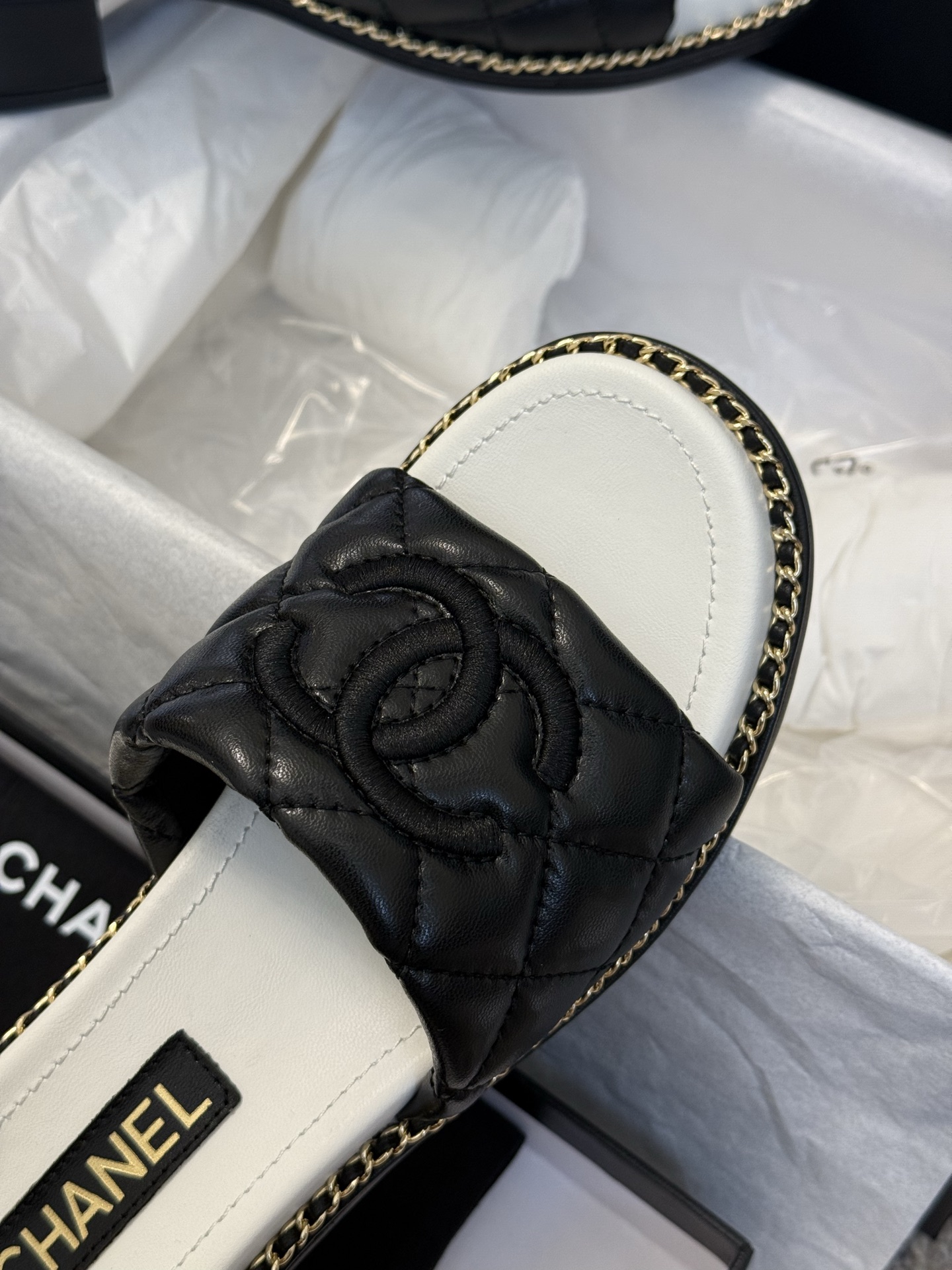 
chanel 25。 new arrival～
小香25春夏小羊皮拖鞋新品
小羊皮材质，菱格加持，刺绣