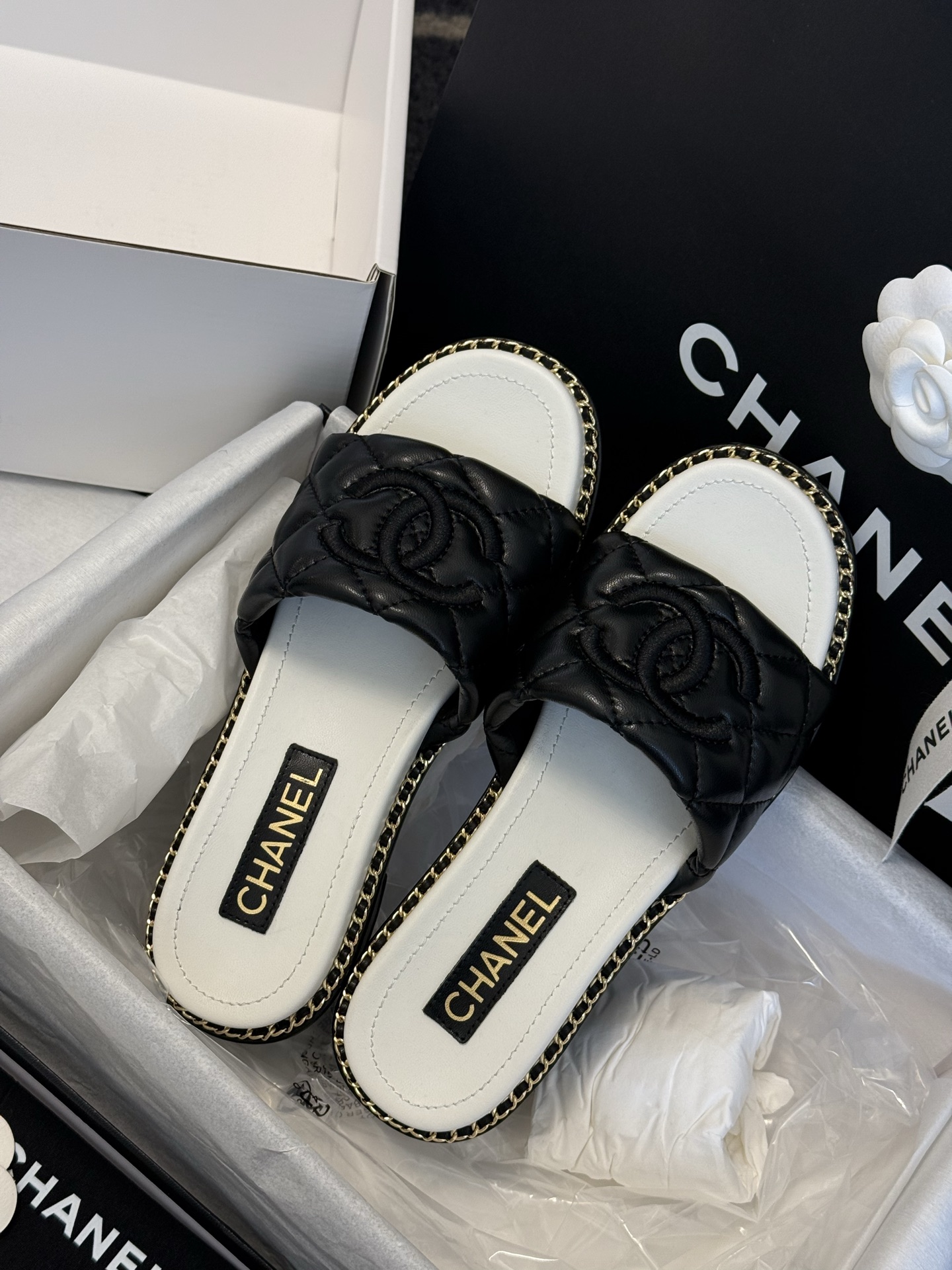 
chanel 25。 new arrival～
小香25春夏小羊皮拖鞋新品
小羊皮材质，菱格加持，刺绣
