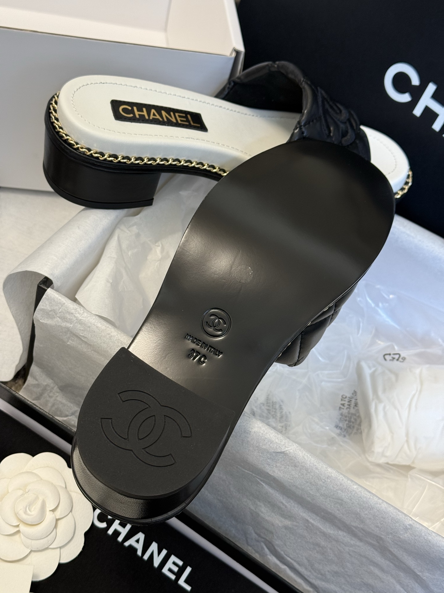 
chanel 25。 new arrival～
小香25春夏小羊皮拖鞋新品
小羊皮材质，菱格加持，刺绣