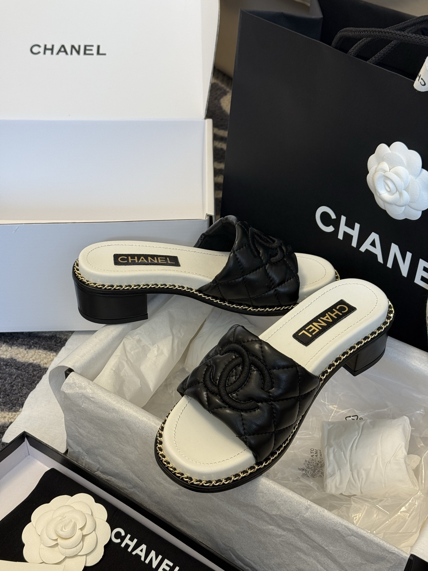 
chanel 25。 new arrival～
小香25春夏小羊皮拖鞋新品
小羊皮材质，菱格加持，刺绣