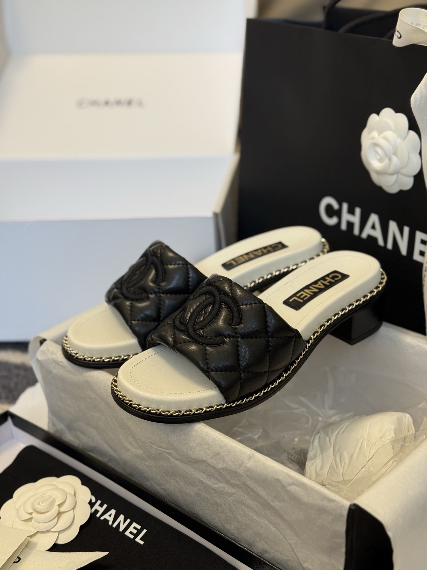 
chanel 25。 new arrival～
小香25春夏小羊皮拖鞋新品
小羊皮材质，菱格加持，刺绣