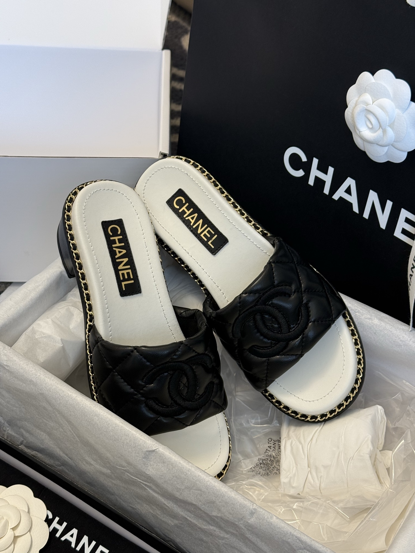 
chanel 25。 new arrival～
小香25春夏小羊皮拖鞋新品
小羊皮材质，菱格加持，刺绣