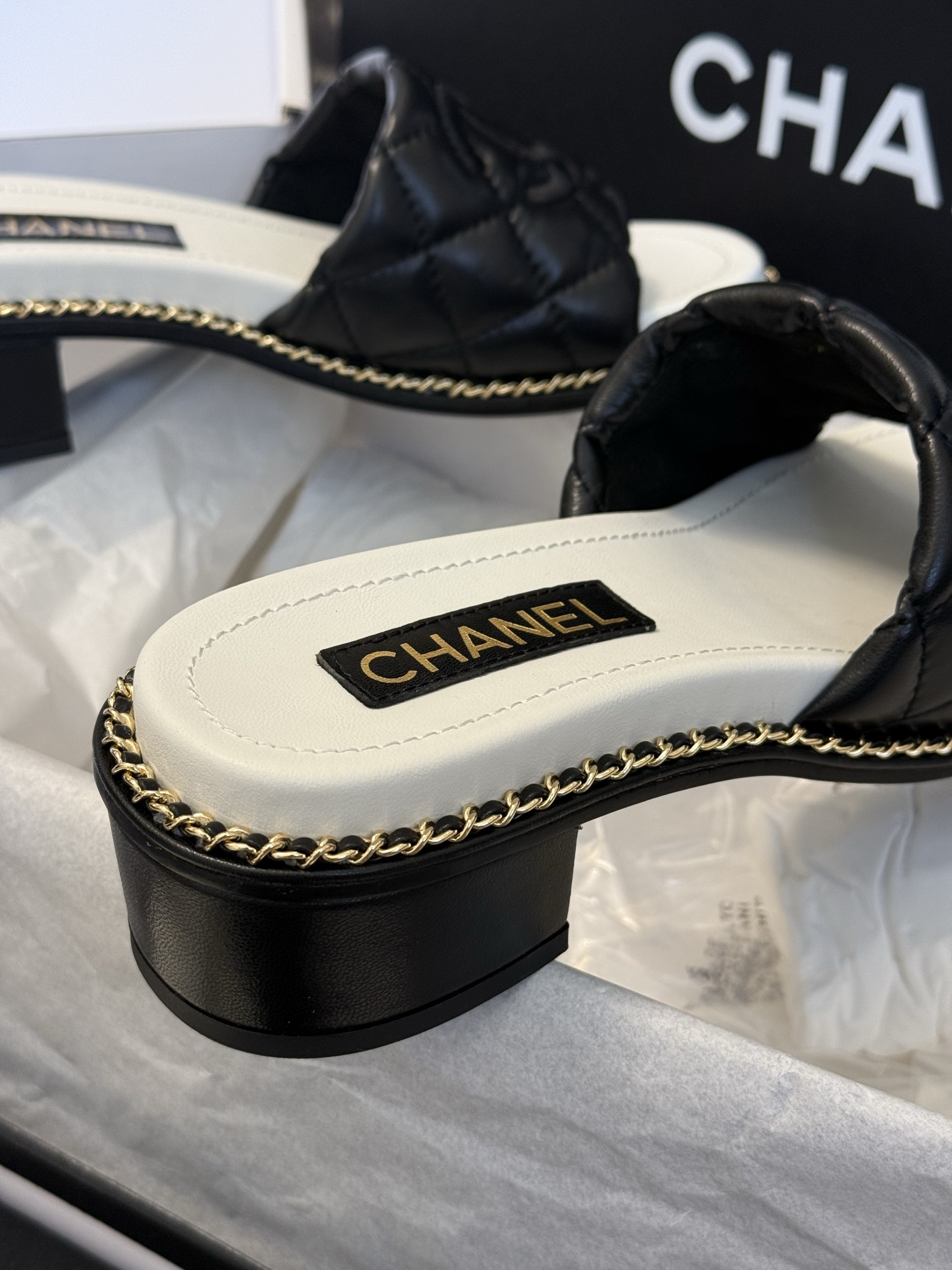 
chanel 25。 new arrival～
小香25春夏小羊皮拖鞋新品
小羊皮材质，菱格加持，刺绣