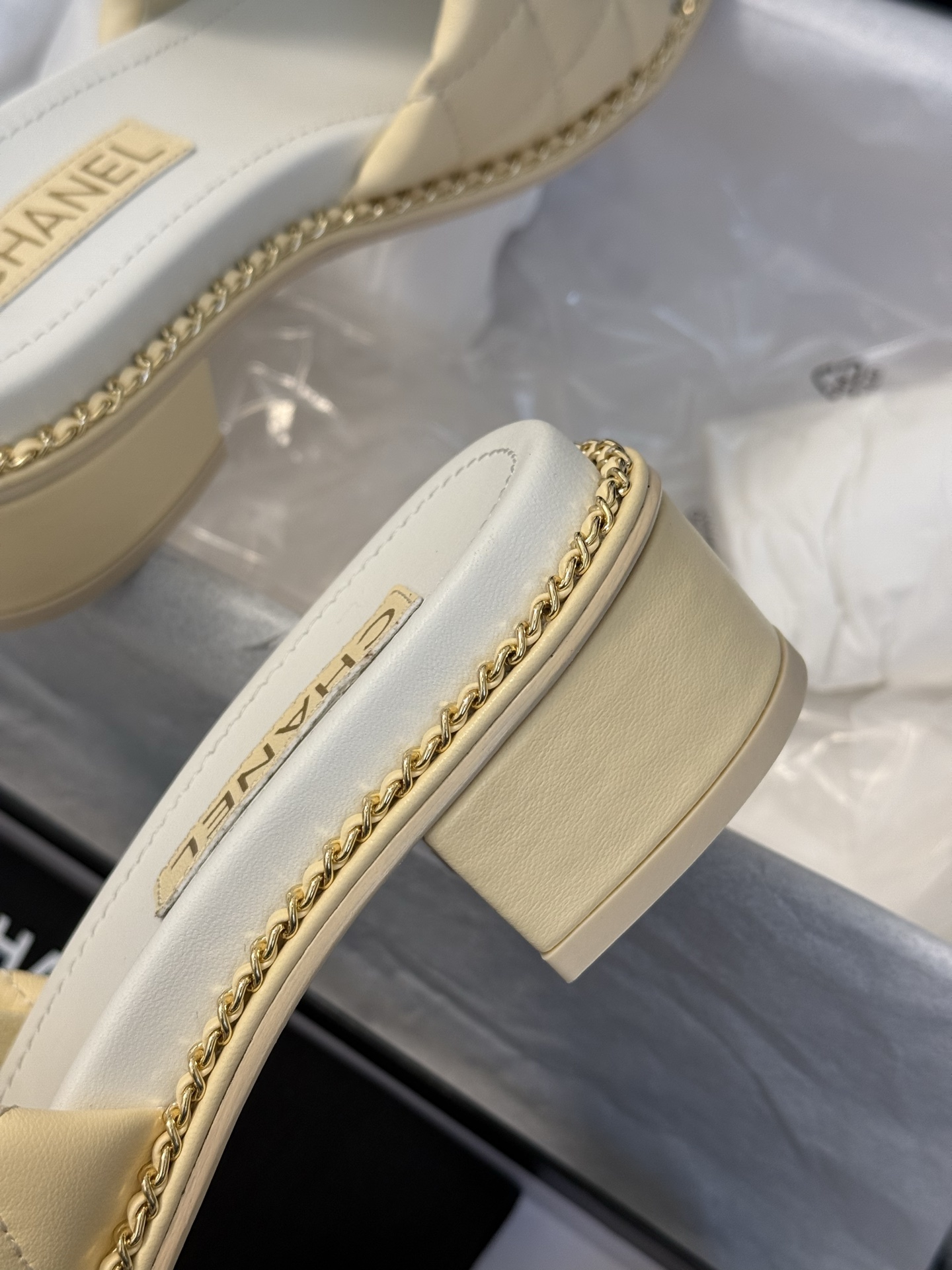 
chanel 25。 new arrival～
小香25春夏小羊皮拖鞋新品
小羊皮材质，菱格加持，刺绣