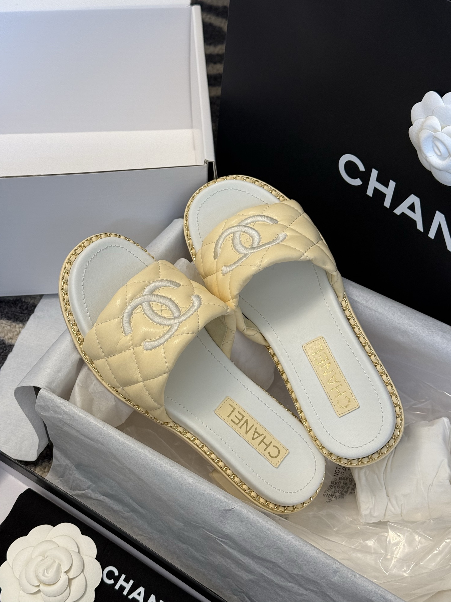 
chanel 25。 new arrival～
小香25春夏小羊皮拖鞋新品
小羊皮材质，菱格加持，刺绣