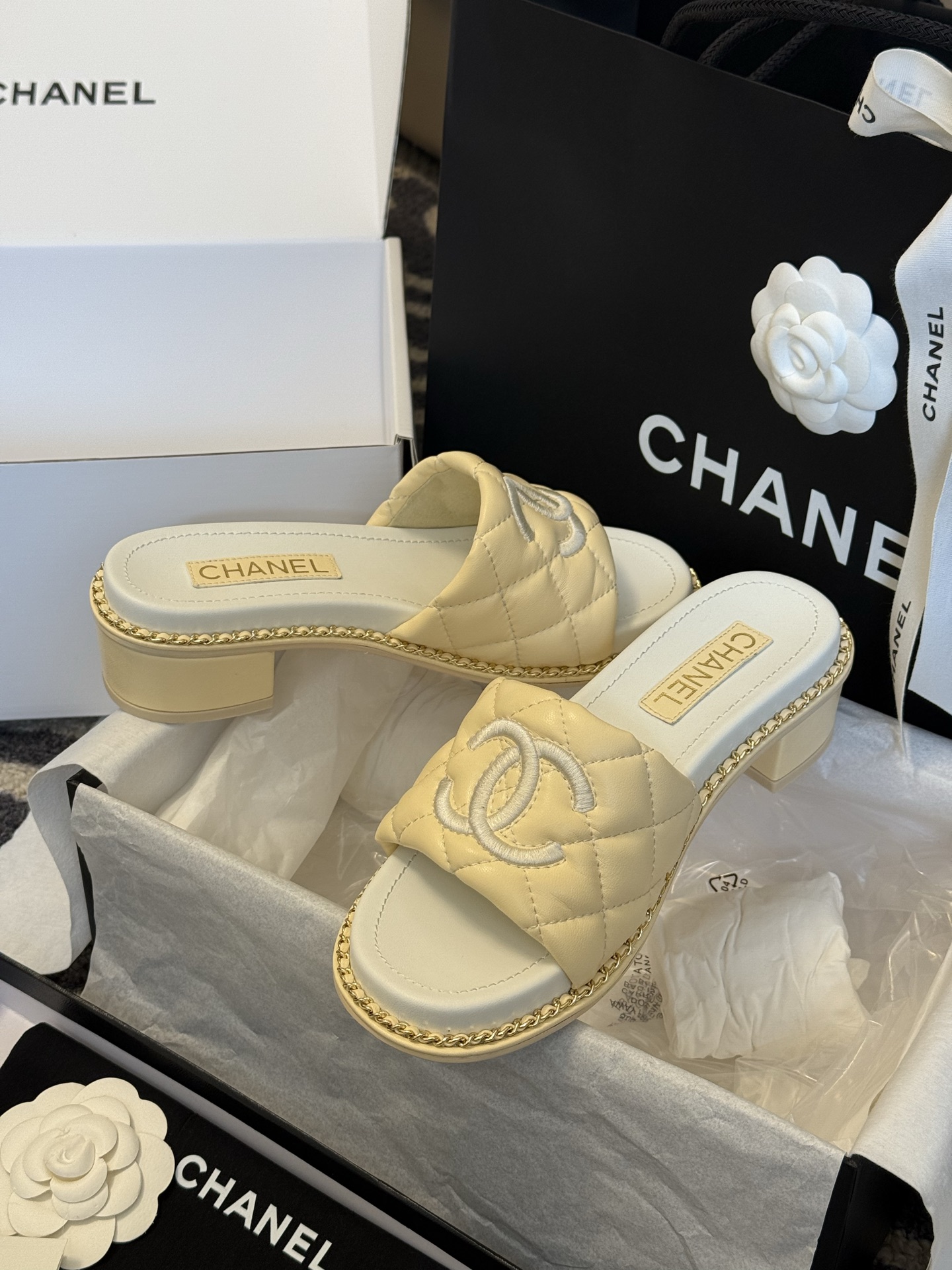 
chanel 25。 new arrival～
小香25春夏小羊皮拖鞋新品
小羊皮材质，菱格加持，刺绣