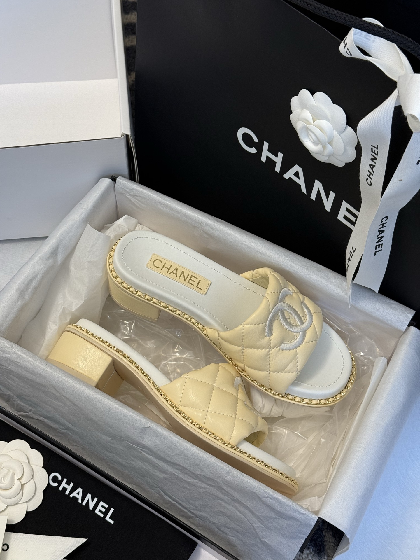 
chanel 25。 new arrival～
小香25春夏小羊皮拖鞋新品
小羊皮材质，菱格加持，刺绣