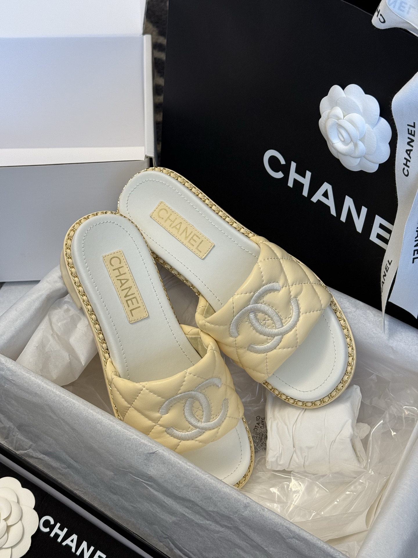 
chanel 25。 new arrival～
小香25春夏小羊皮拖鞋新品
小羊皮材质，菱格加持，刺绣