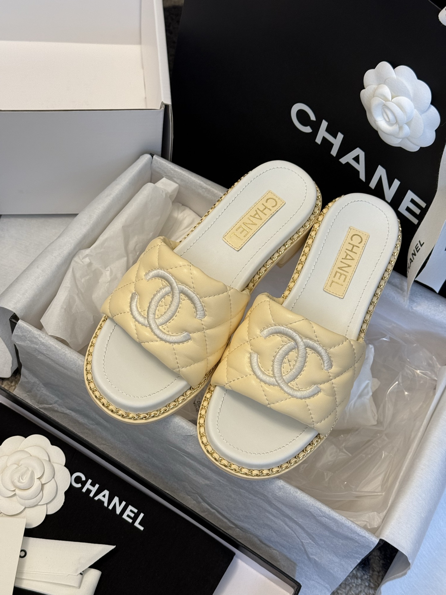 
chanel 25。 new arrival～
小香25春夏小羊皮拖鞋新品
小羊皮材质，菱格加持，刺绣