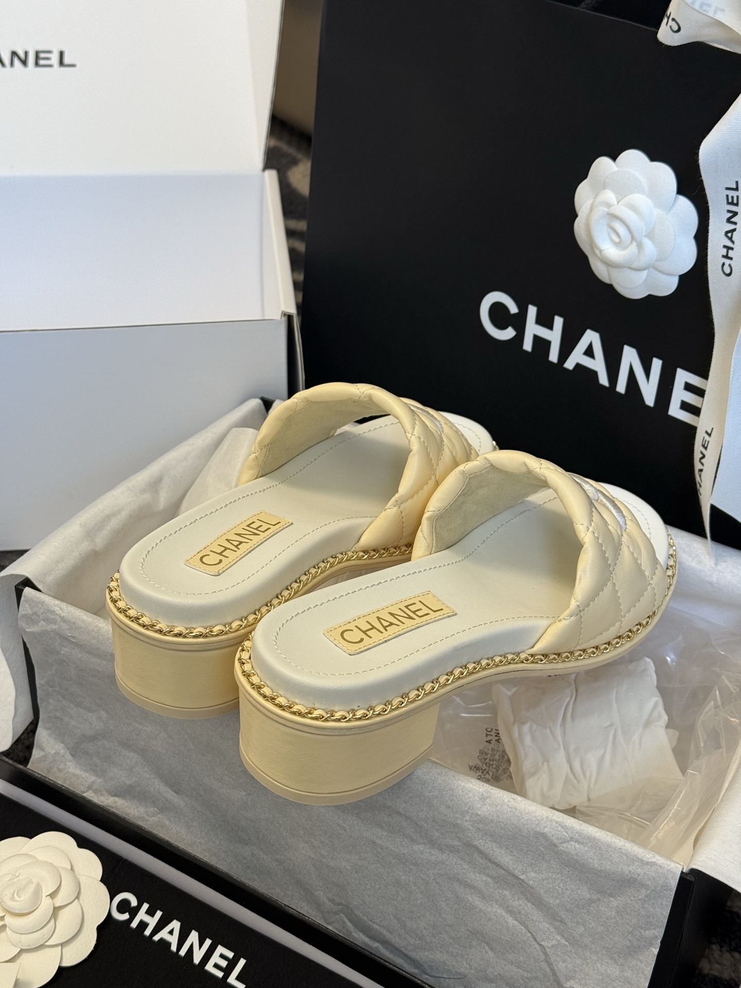 
chanel 25。 new arrival～
小香25春夏小羊皮拖鞋新品
小羊皮材质，菱格加持，刺绣