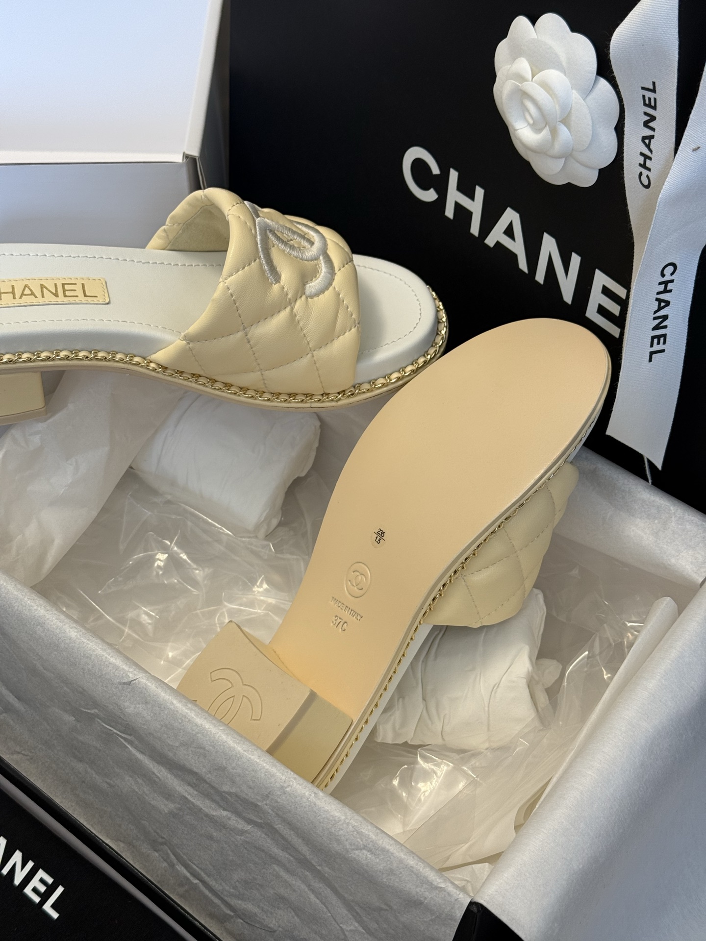 
chanel 25。 new arrival～
小香25春夏小羊皮拖鞋新品
小羊皮材质，菱格加持，刺绣