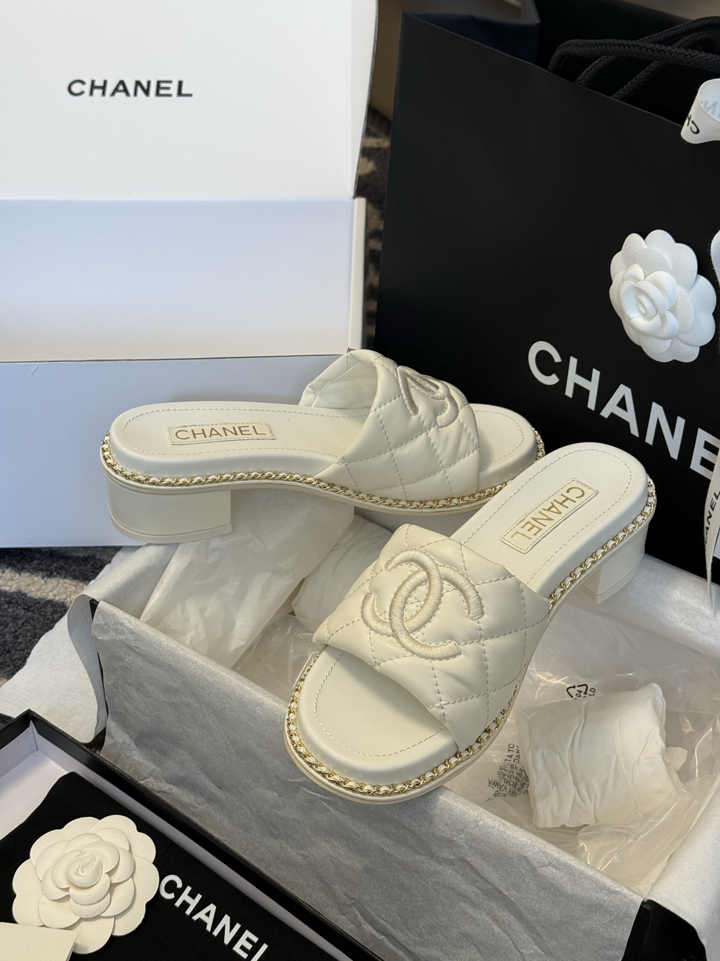 
chanel 25。 new arrival～
小香25春夏小羊皮拖鞋新品
小羊皮材质，菱格加持，刺绣