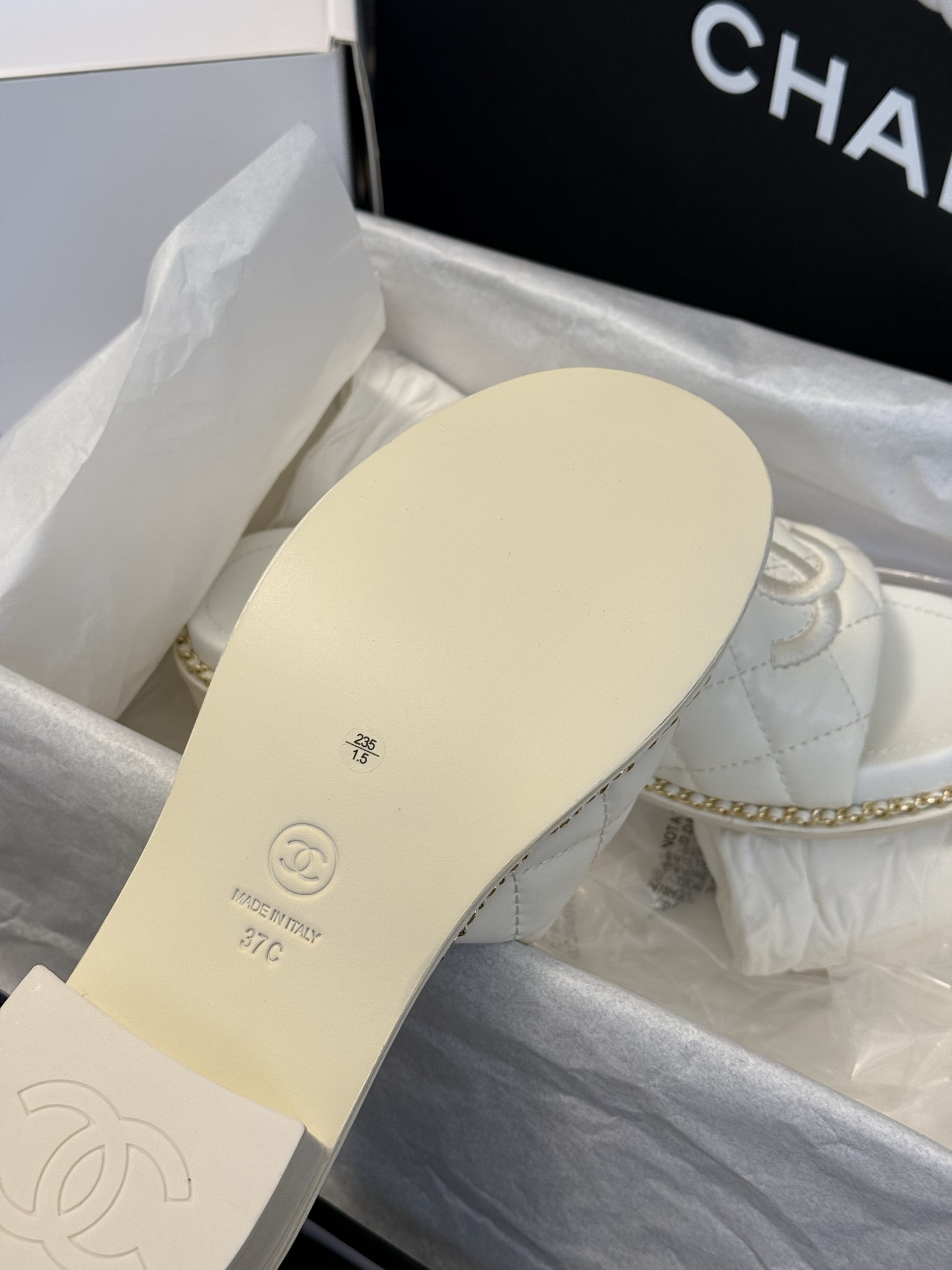 
chanel 25。 new arrival～
小香25春夏小羊皮拖鞋新品
小羊皮材质，菱格加持，刺绣