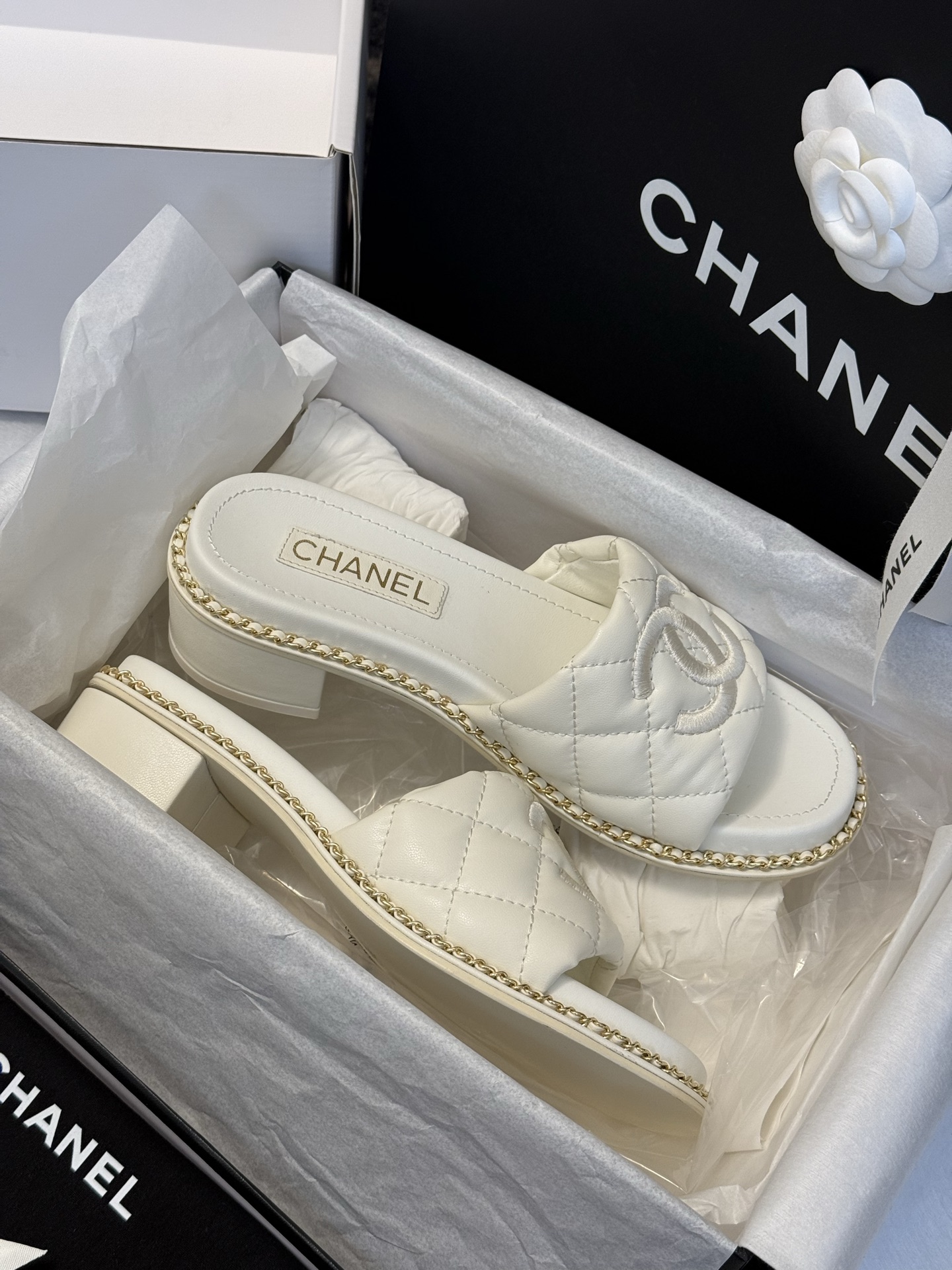 
chanel 25。 new arrival～
小香25春夏小羊皮拖鞋新品
小羊皮材质，菱格加持，刺绣