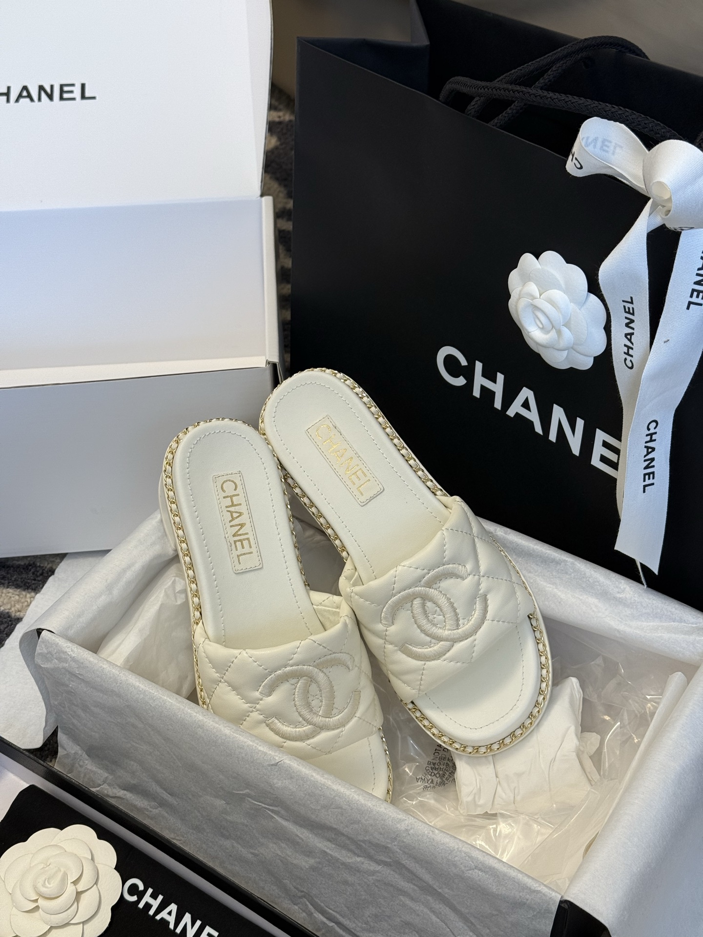
chanel 25。 new arrival～
小香25春夏小羊皮拖鞋新品
小羊皮材质，菱格加持，刺绣