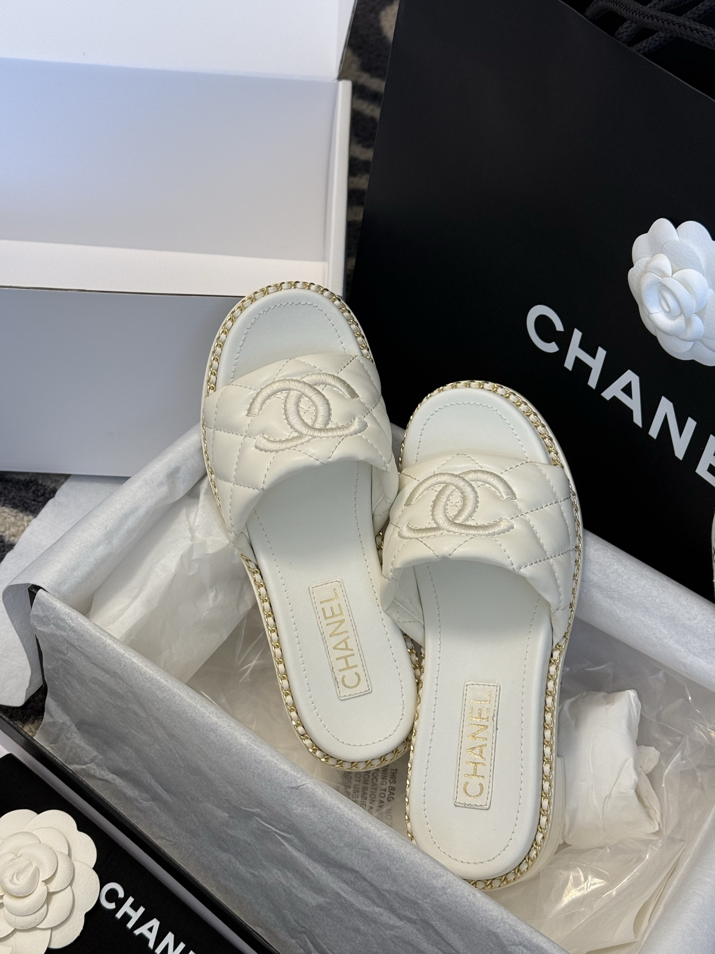 
chanel 25。 new arrival～
小香25春夏小羊皮拖鞋新品
小羊皮材质，菱格加持，刺绣
