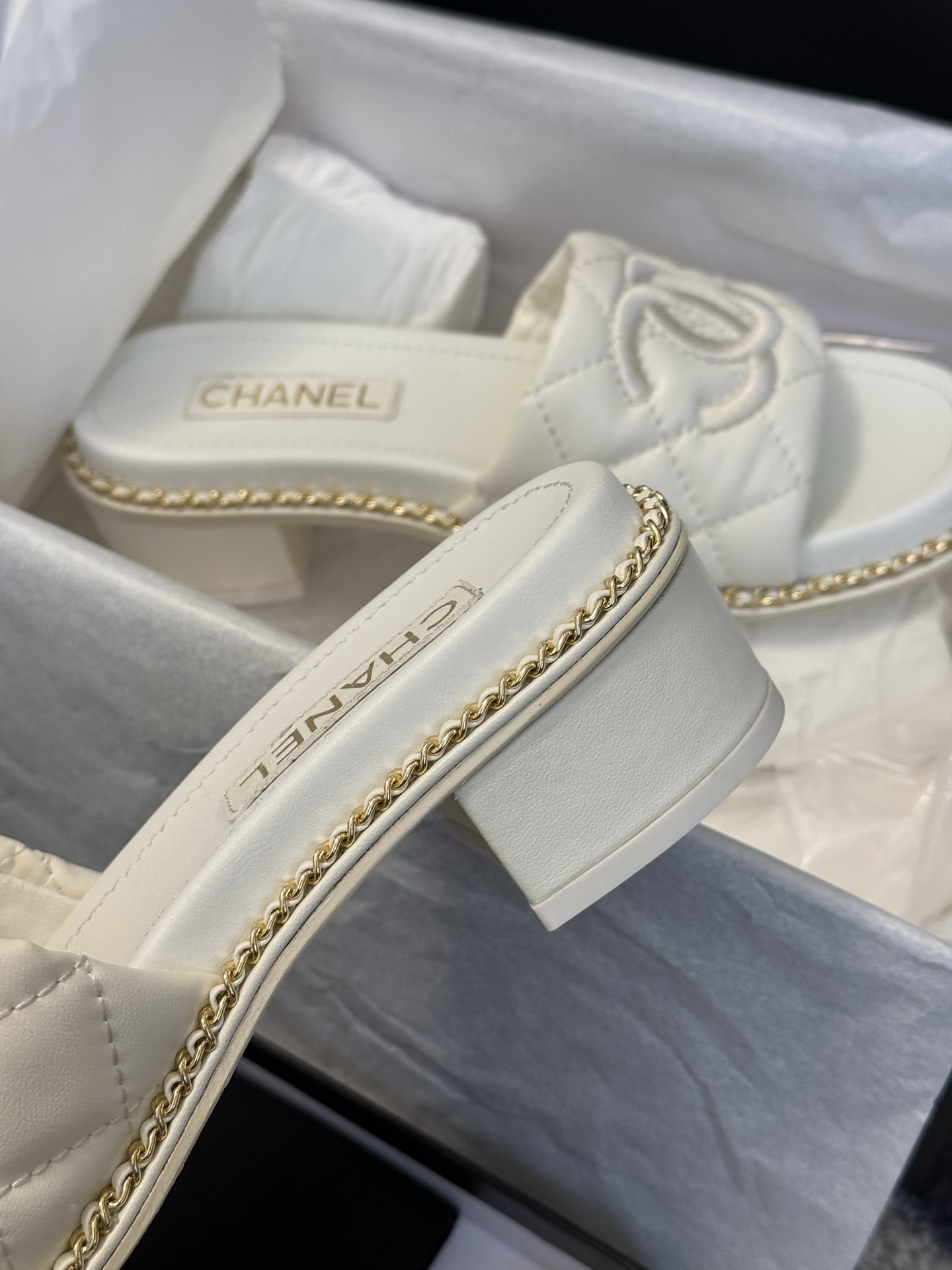 
chanel 25。 new arrival～
小香25春夏小羊皮拖鞋新品
小羊皮材质，菱格加持，刺绣