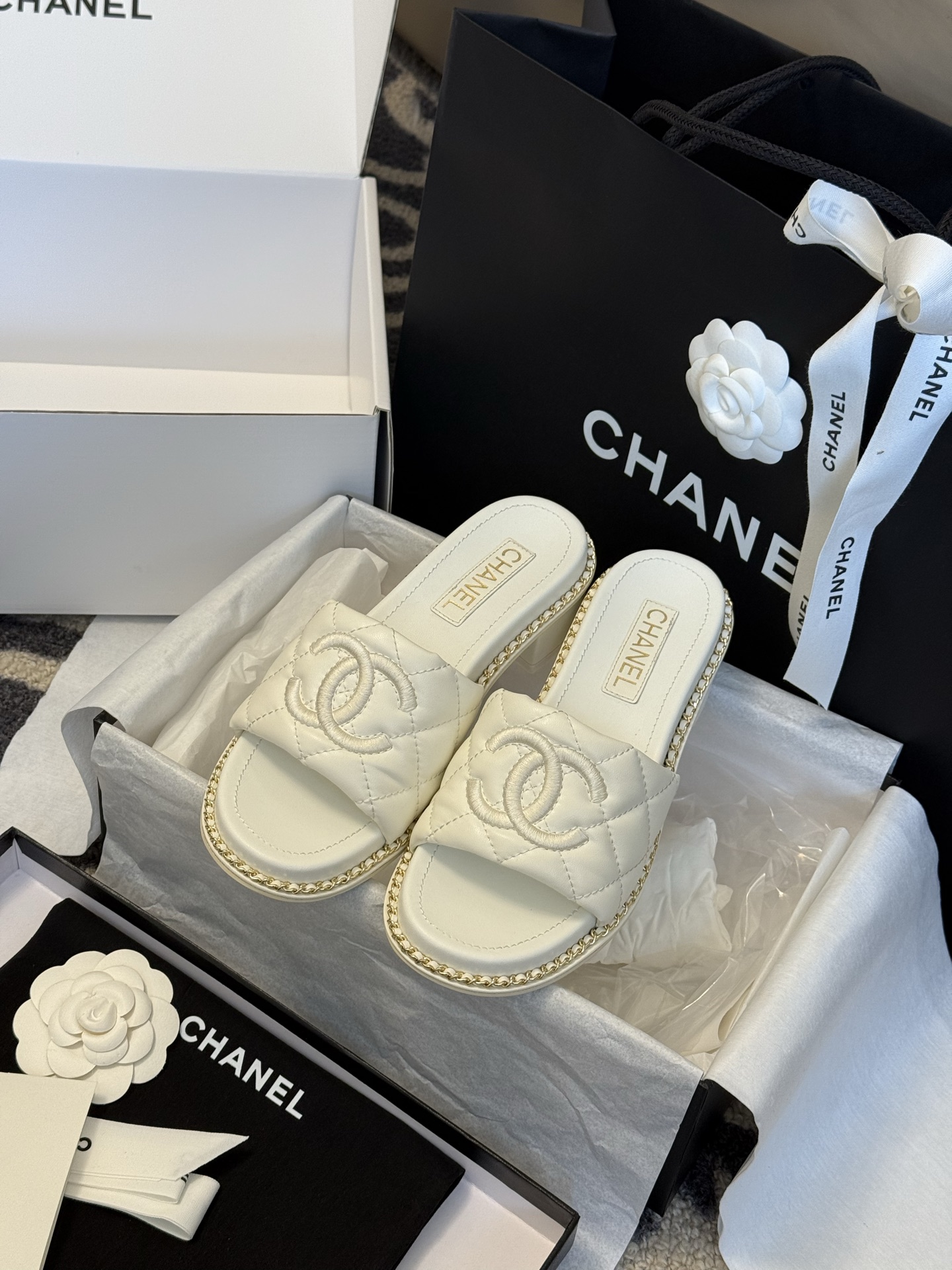 
chanel 25。 new arrival～
小香25春夏小羊皮拖鞋新品
小羊皮材质，菱格加持，刺绣