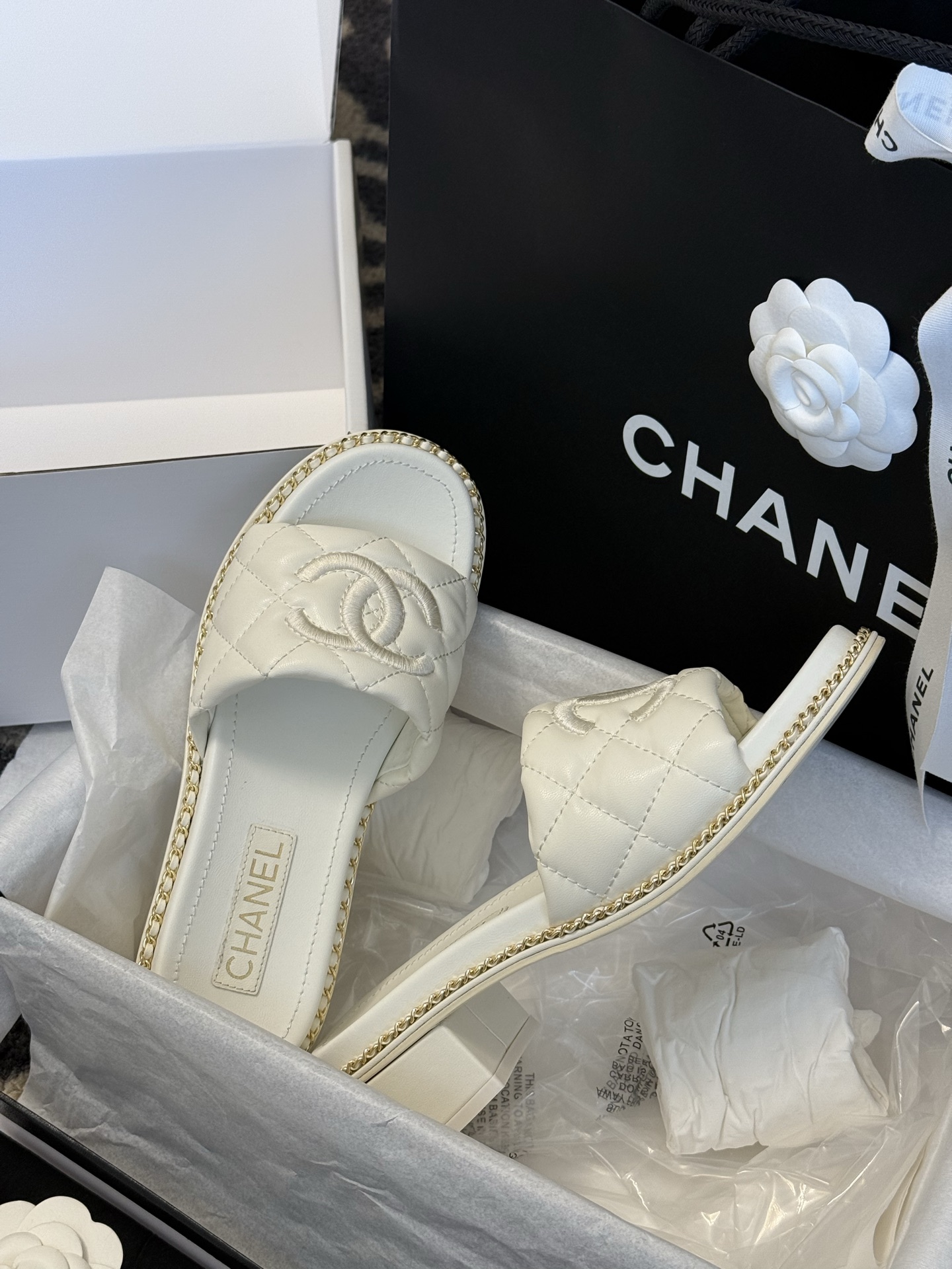 
chanel 25。 new arrival～
小香25春夏小羊皮拖鞋新品
小羊皮材质，菱格加持，刺绣