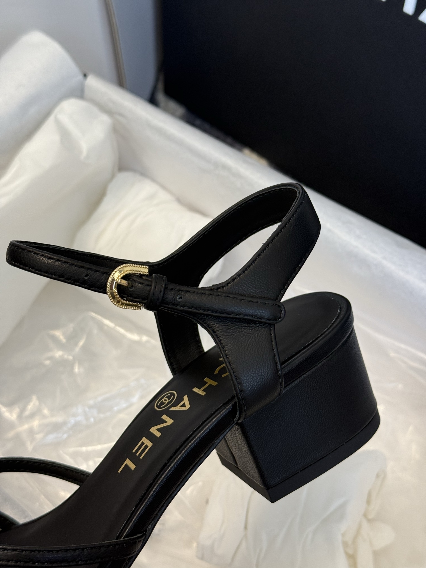
chanel ss25 春夏凉鞋新品
双c扣件 真的好精致的，珐琅珍珠这些细节，高级感拉满！ 鞋面小羊
