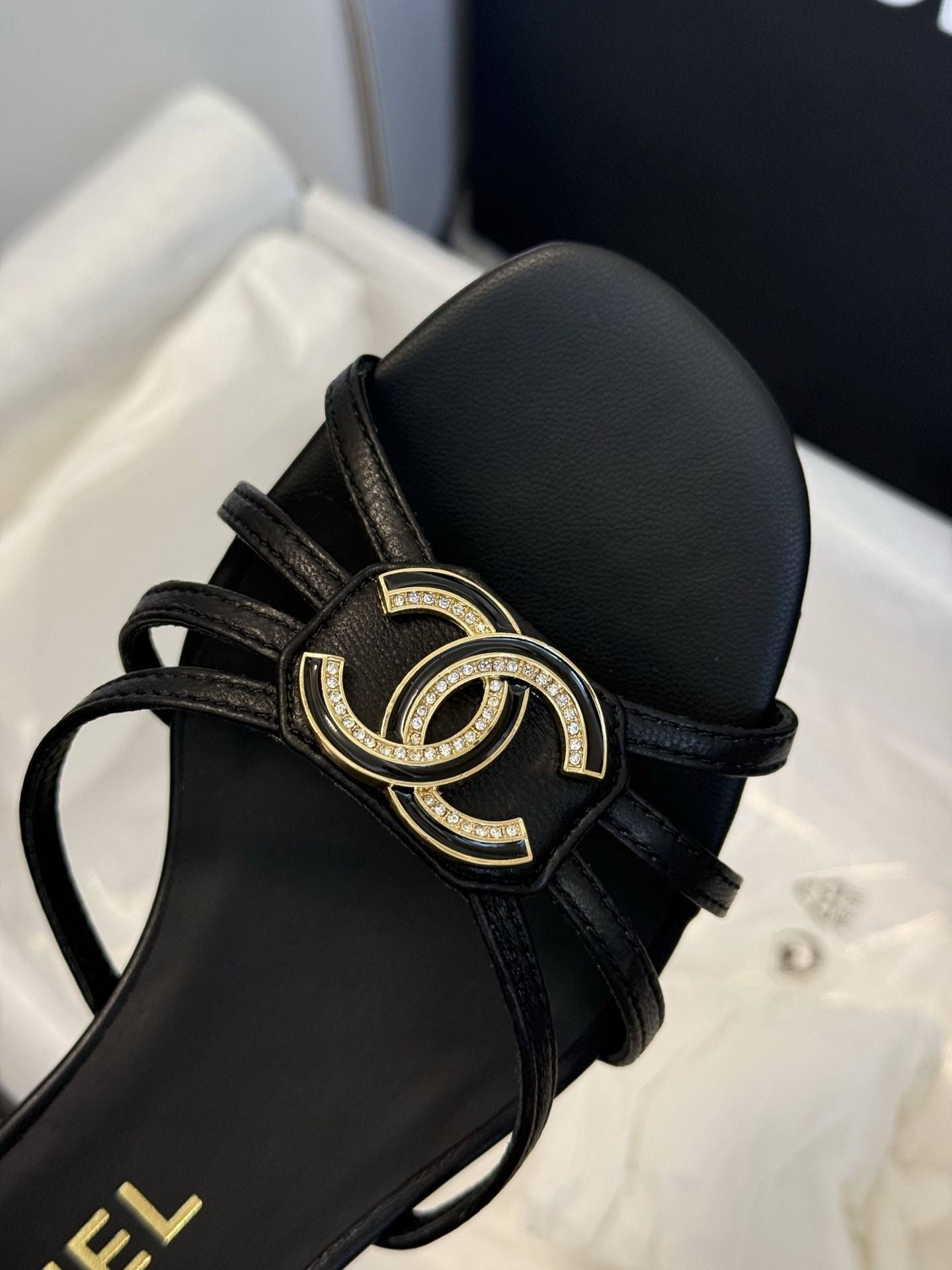 
chanel ss25 春夏凉鞋新品
双c扣件 真的好精致的，珐琅珍珠这些细节，高级感拉满！ 鞋面小羊