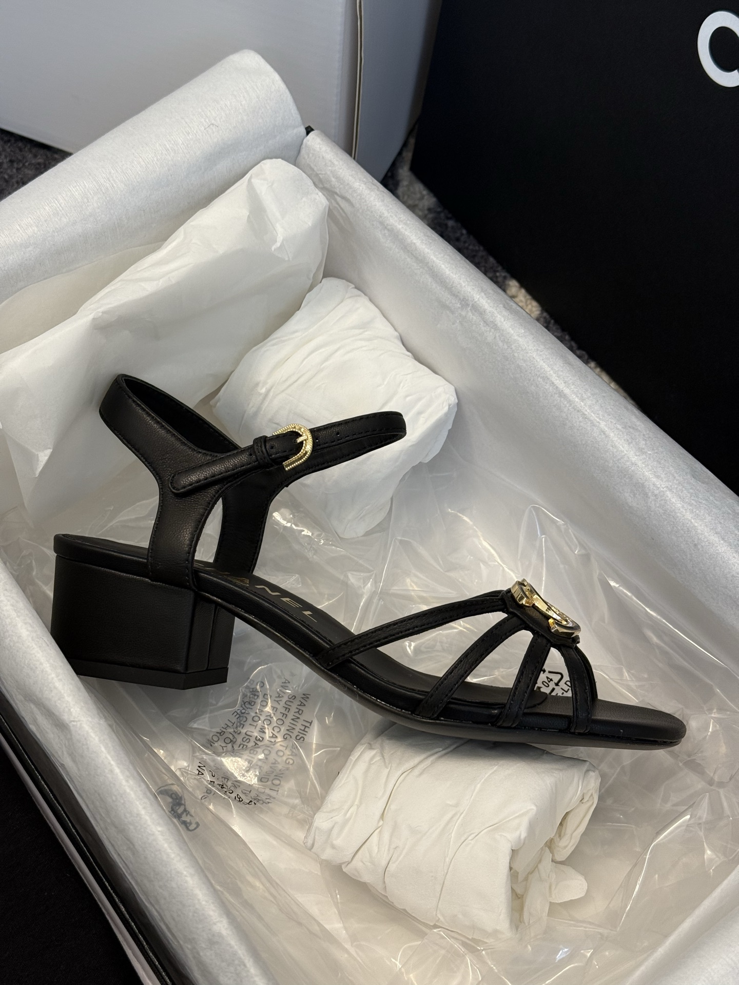 
chanel ss25 春夏凉鞋新品
双c扣件 真的好精致的，珐琅珍珠这些细节，高级感拉满！ 鞋面小羊