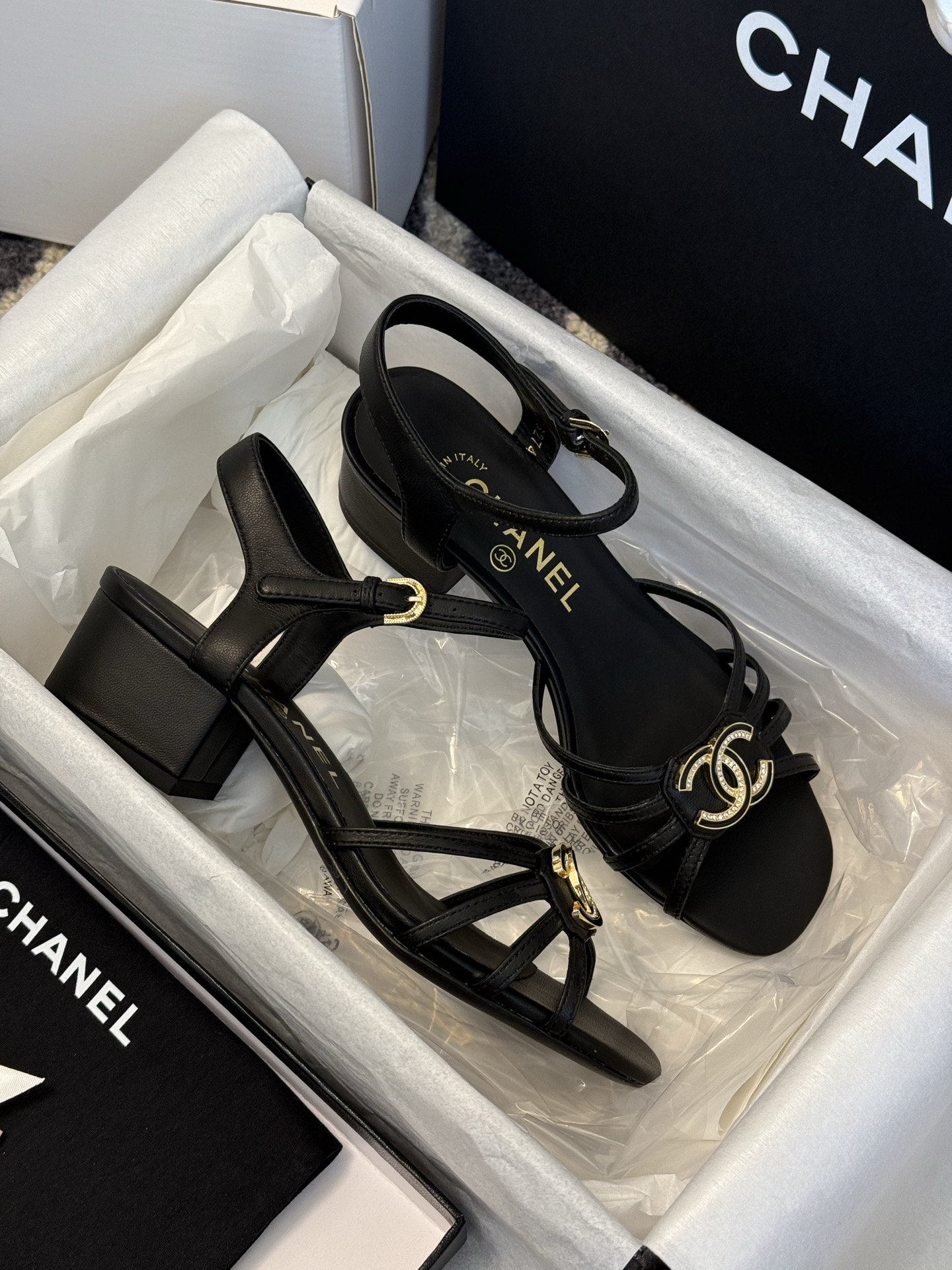 
chanel ss25 春夏凉鞋新品
双c扣件 真的好精致的，珐琅珍珠这些细节，高级感拉满！ 鞋面小羊