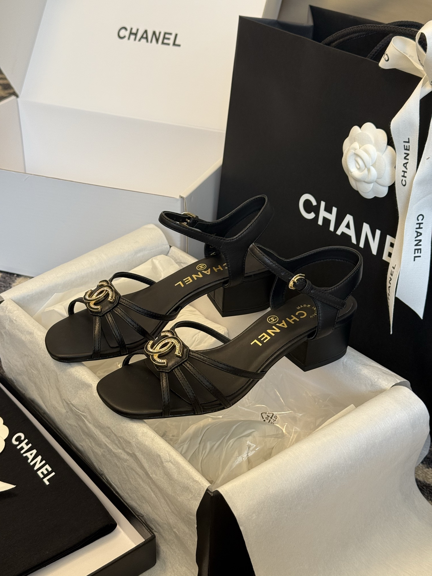 
chanel ss25 春夏凉鞋新品
双c扣件 真的好精致的，珐琅珍珠这些细节，高级感拉满！ 鞋面小羊