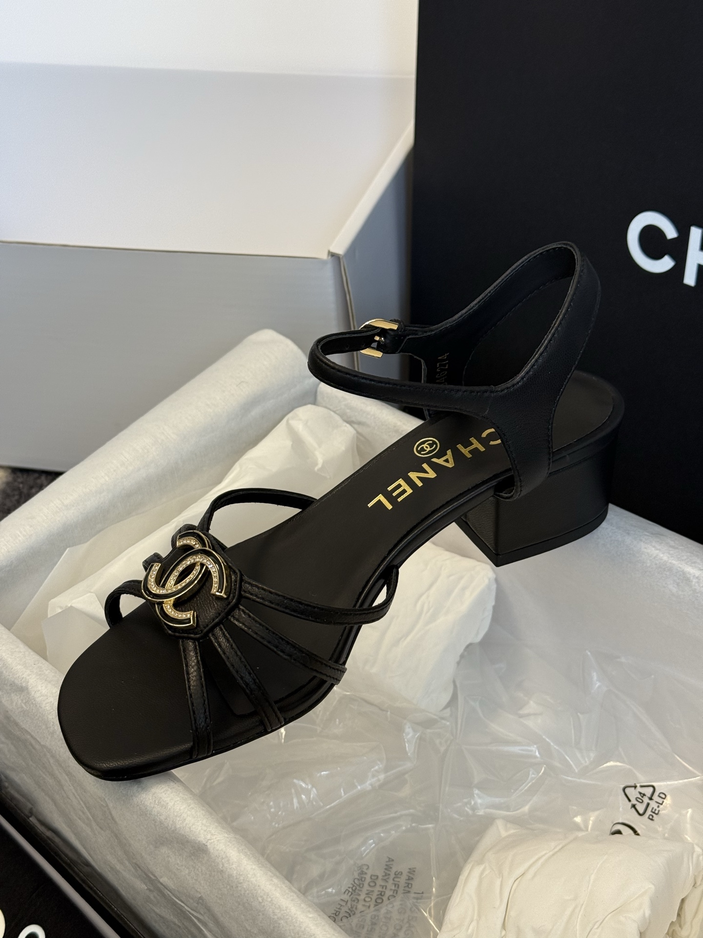 
chanel ss25 春夏凉鞋新品
双c扣件 真的好精致的，珐琅珍珠这些细节，高级感拉满！ 鞋面小羊