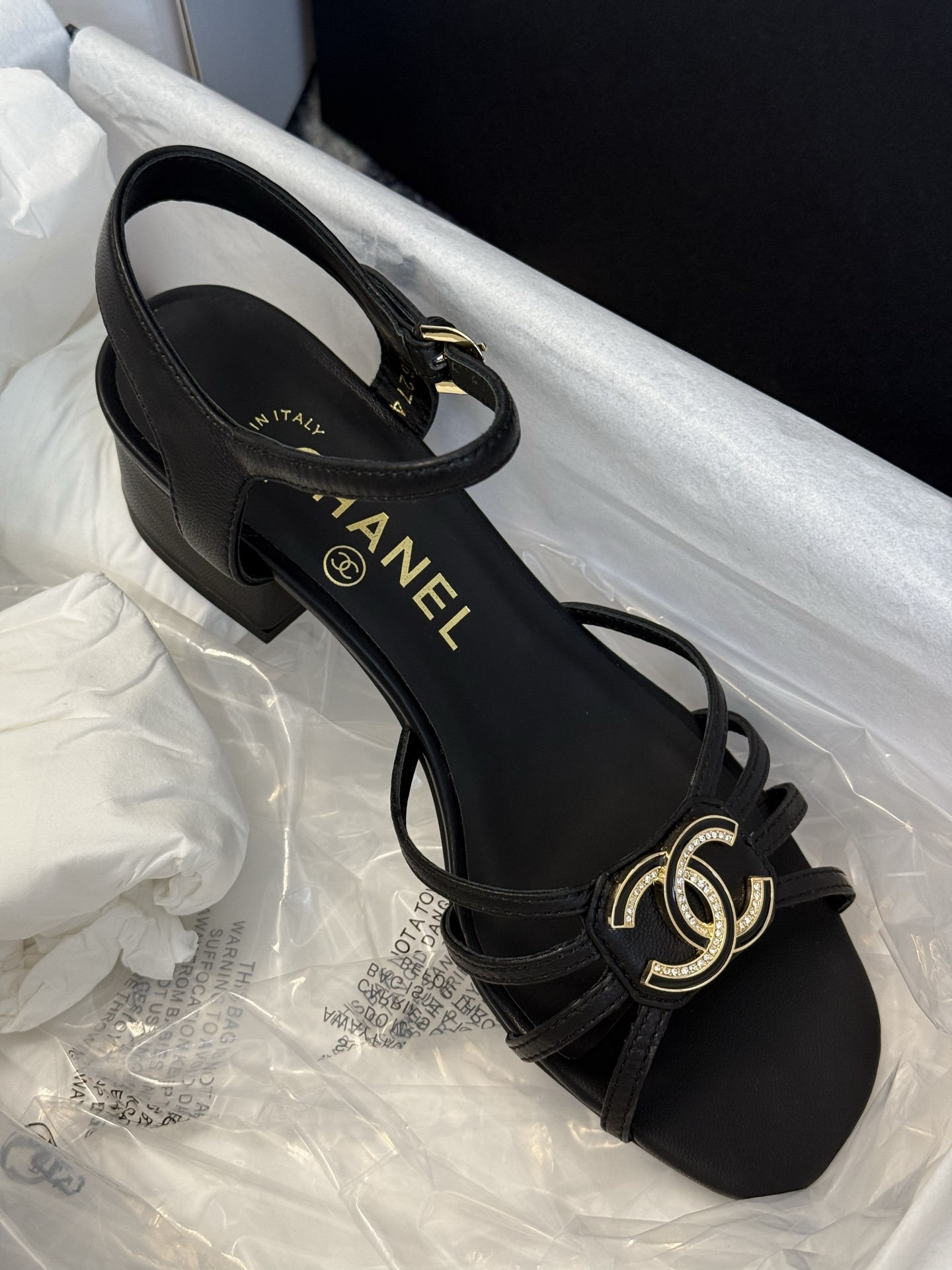 
chanel ss25 春夏凉鞋新品
双c扣件 真的好精致的，珐琅珍珠这些细节，高级感拉满！ 鞋面小羊