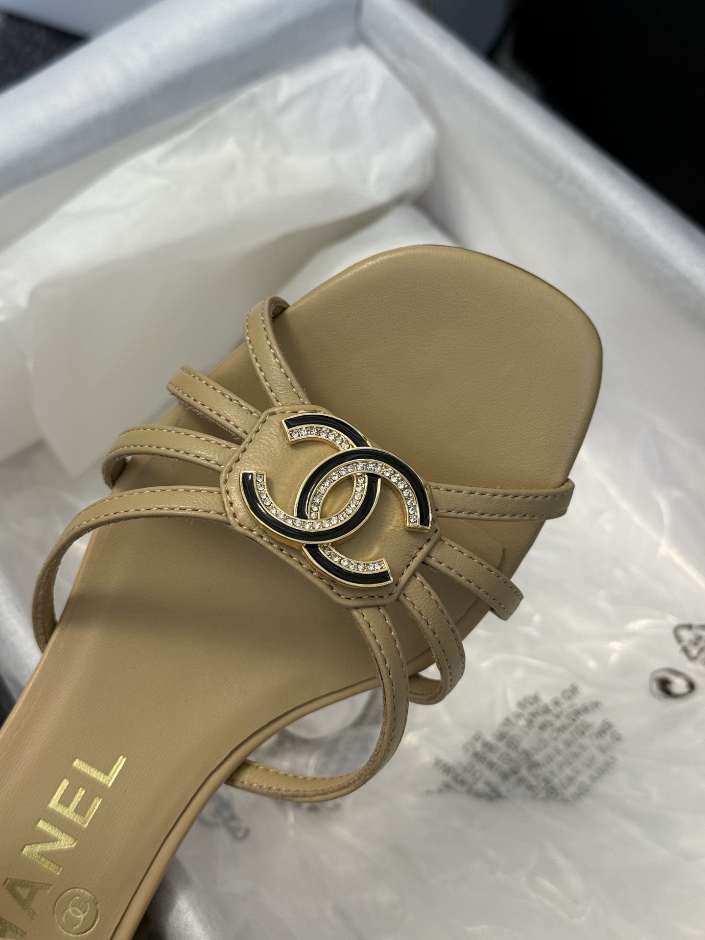 
chanel ss25 春夏凉鞋新品
双c扣件 真的好精致的，珐琅珍珠这些细节，高级感拉满！ 鞋面小羊