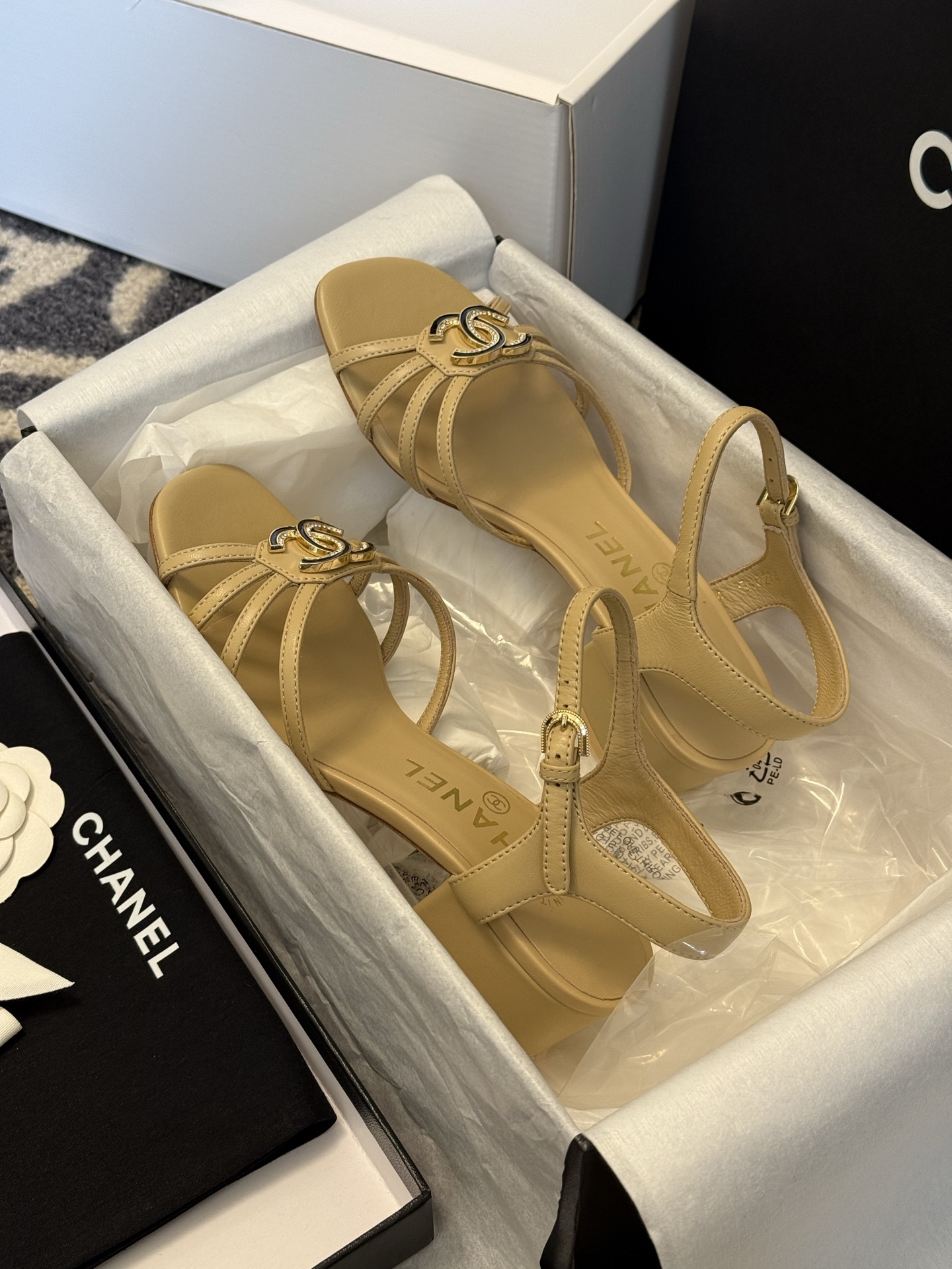 
chanel ss25 春夏凉鞋新品
双c扣件 真的好精致的，珐琅珍珠这些细节，高级感拉满！ 鞋面小羊