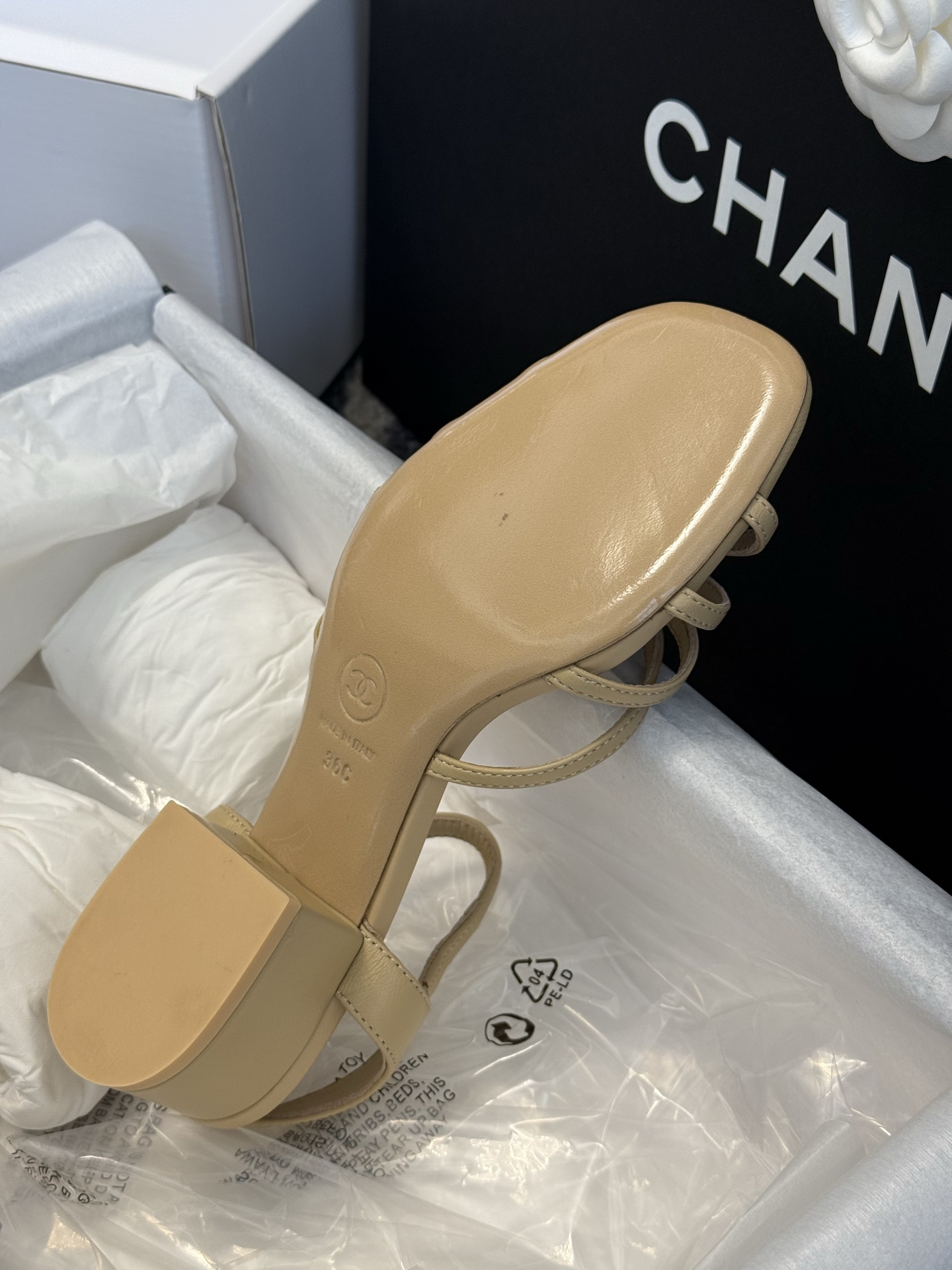 
chanel ss25 春夏凉鞋新品
双c扣件 真的好精致的，珐琅珍珠这些细节，高级感拉满！ 鞋面小羊