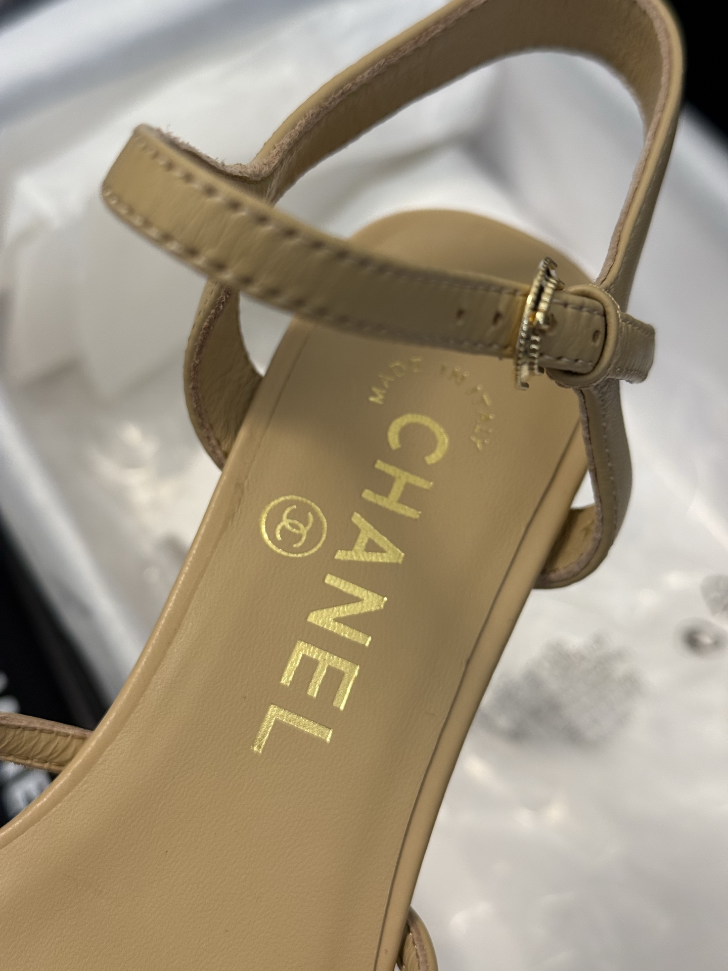 
chanel ss25 春夏凉鞋新品
双c扣件 真的好精致的，珐琅珍珠这些细节，高级感拉满！ 鞋面小羊