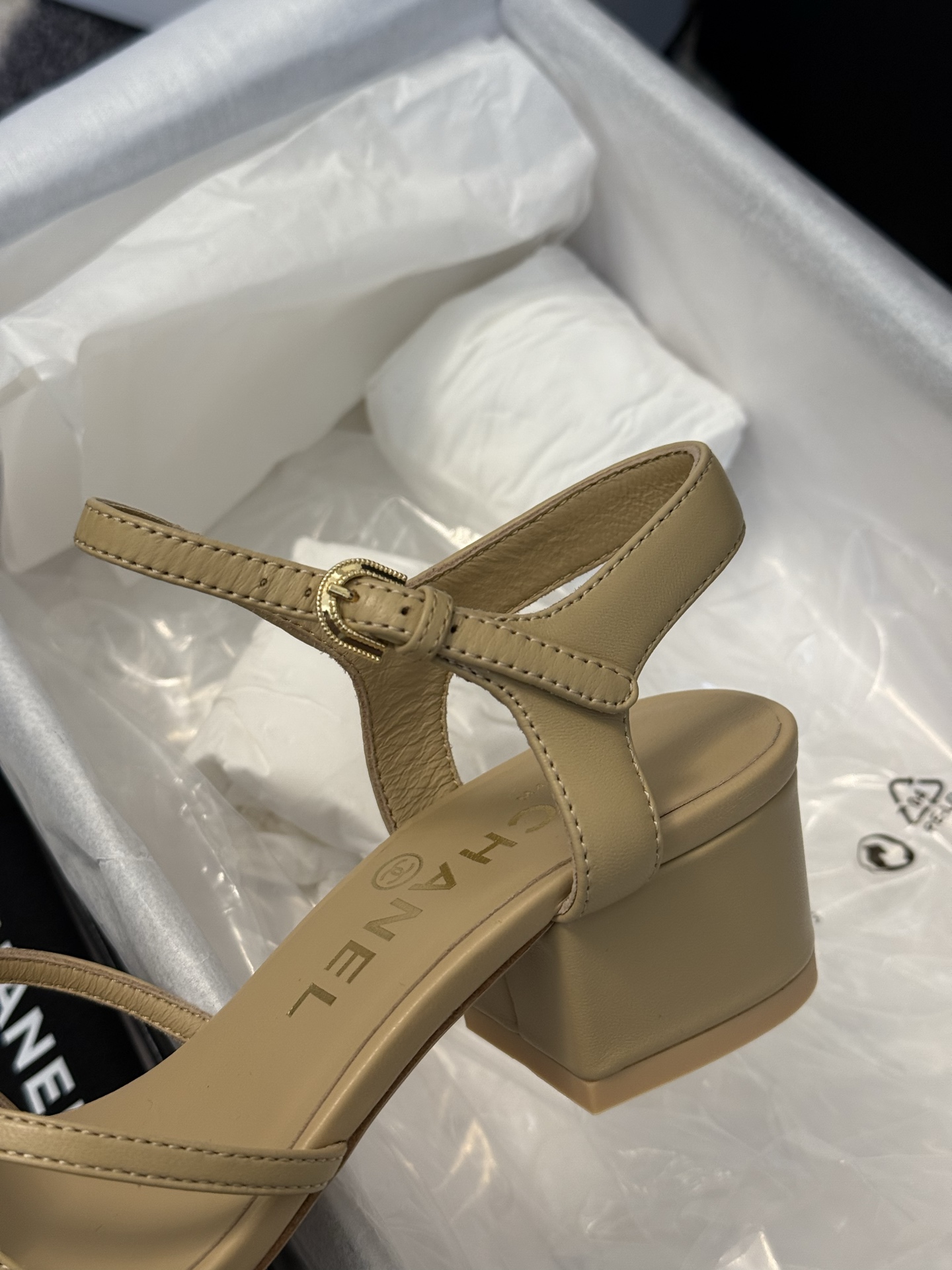 
chanel ss25 春夏凉鞋新品
双c扣件 真的好精致的，珐琅珍珠这些细节，高级感拉满！ 鞋面小羊