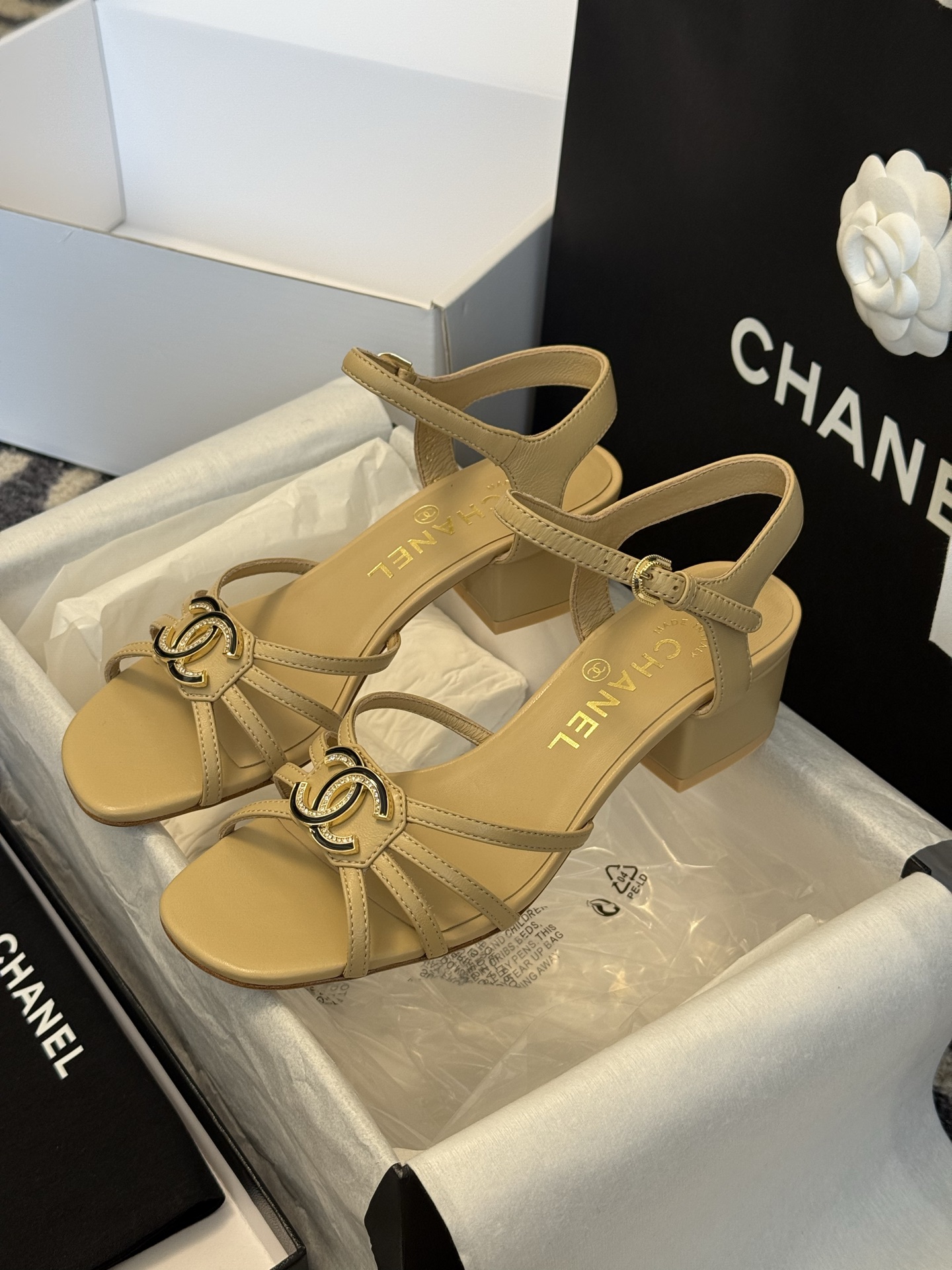 
chanel ss25 春夏凉鞋新品
双c扣件 真的好精致的，珐琅珍珠这些细节，高级感拉满！ 鞋面小羊