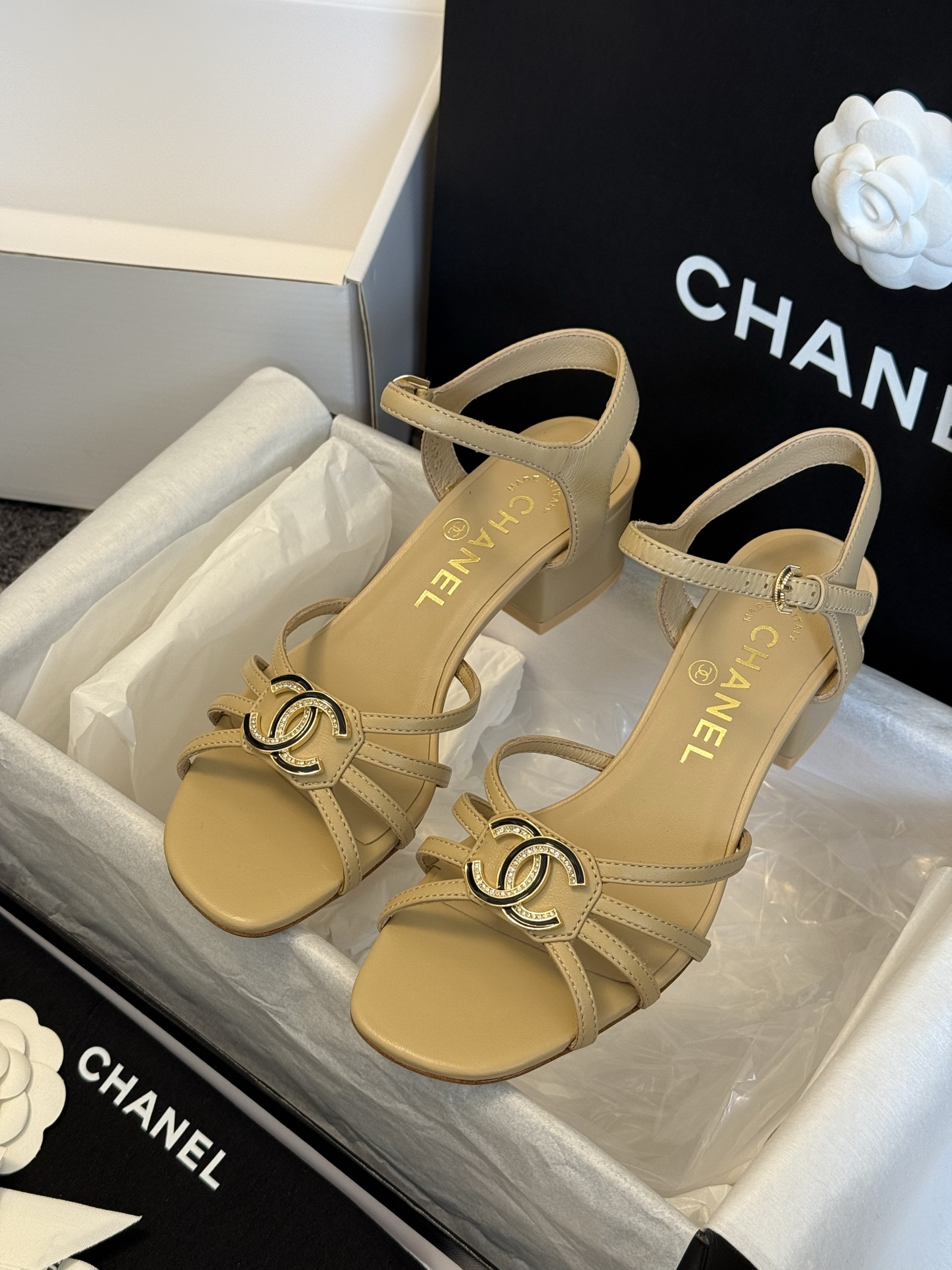 
chanel ss25 春夏凉鞋新品
双c扣件 真的好精致的，珐琅珍珠这些细节，高级感拉满！ 鞋面小羊