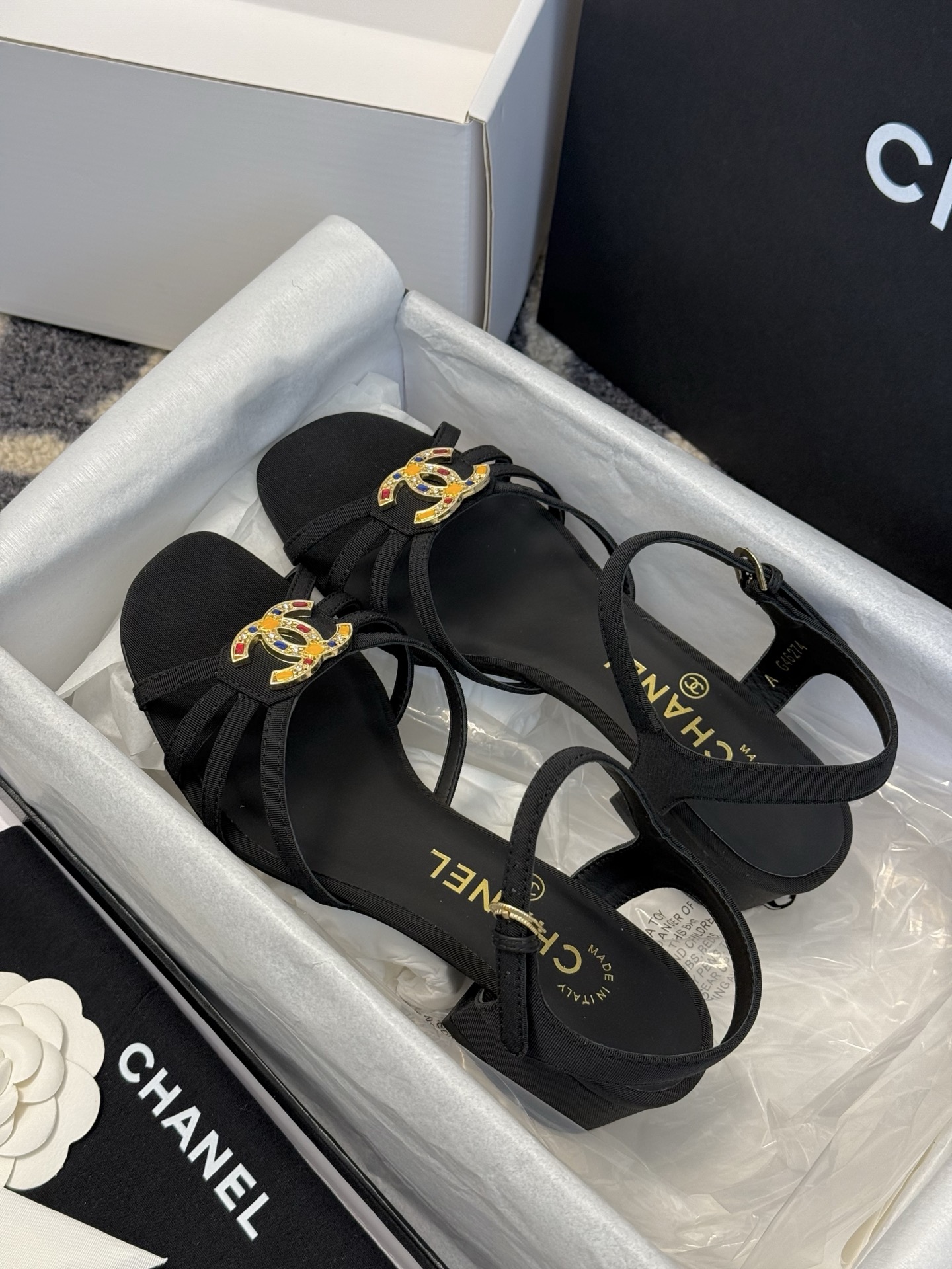 
chanel ss25 春夏凉鞋新品
双c扣件 真的好精致的，珐琅珍珠这些细节，高级感拉满！ 鞋面小羊