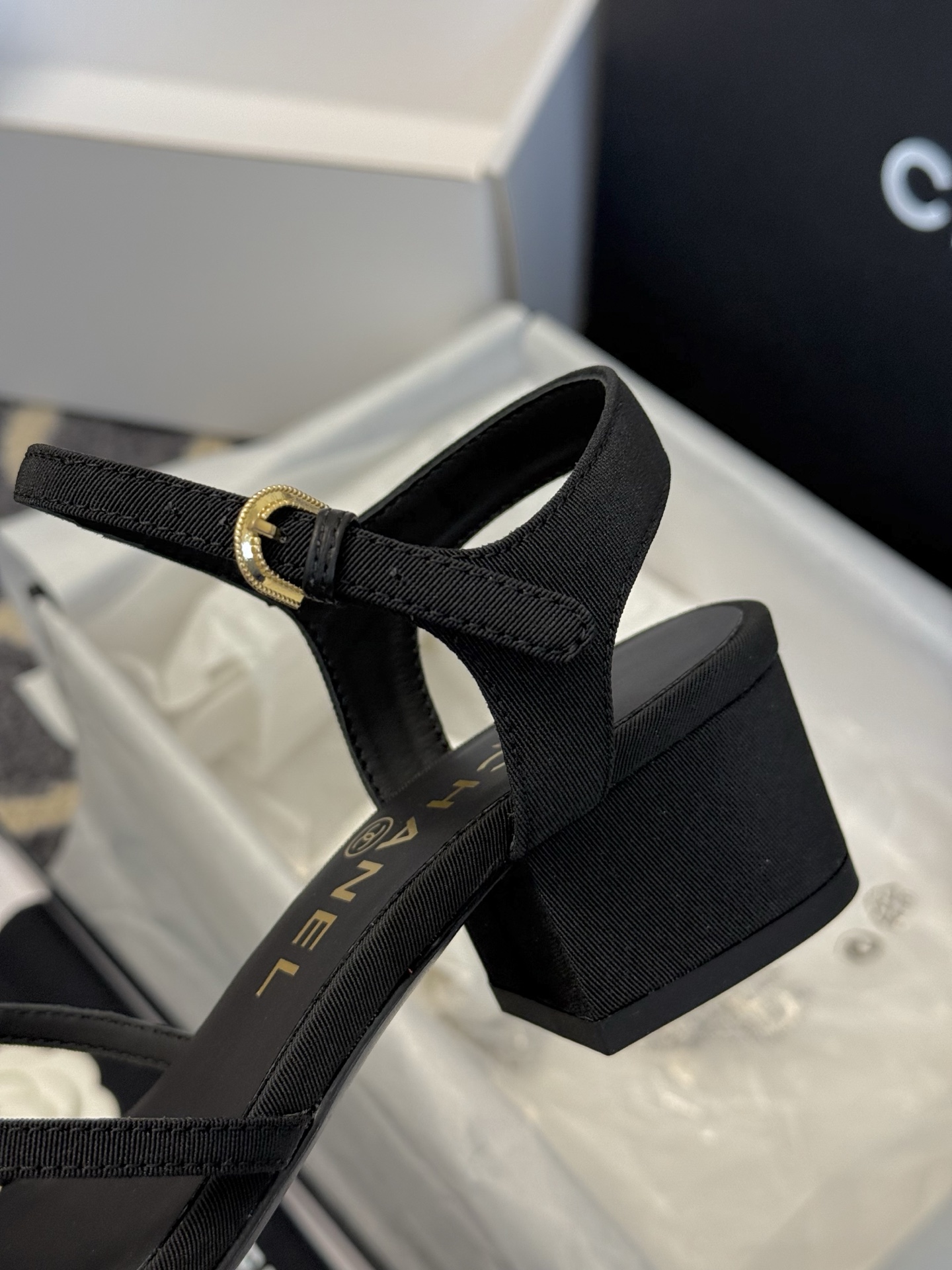
chanel ss25 春夏凉鞋新品
双c扣件 真的好精致的，珐琅珍珠这些细节，高级感拉满！ 鞋面小羊