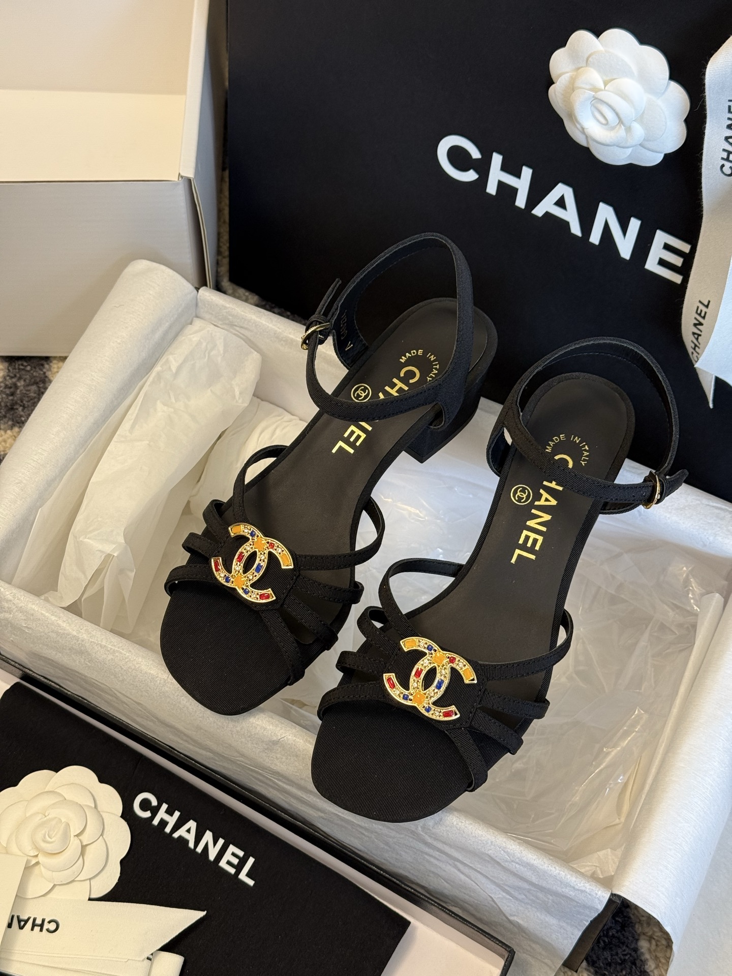 
chanel ss25 春夏凉鞋新品
双c扣件 真的好精致的，珐琅珍珠这些细节，高级感拉满！ 鞋面小羊