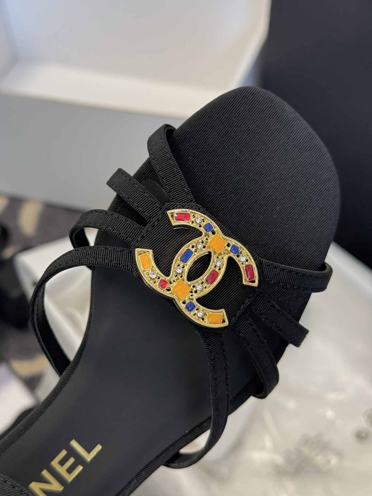 
chanel ss25 春夏凉鞋新品
双c扣件 真的好精致的，珐琅珍珠这些细节，高级感拉满！ 鞋面小羊