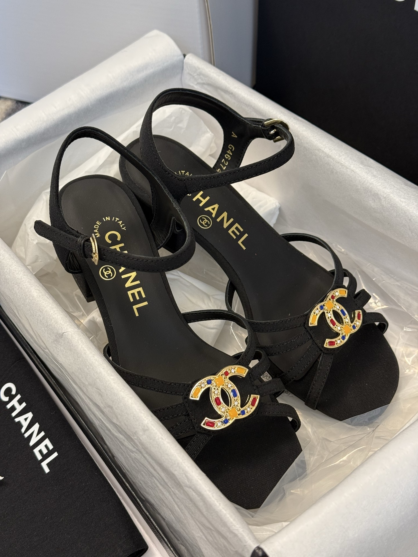 
chanel ss25 春夏凉鞋新品
双c扣件 真的好精致的，珐琅珍珠这些细节，高级感拉满！ 鞋面小羊