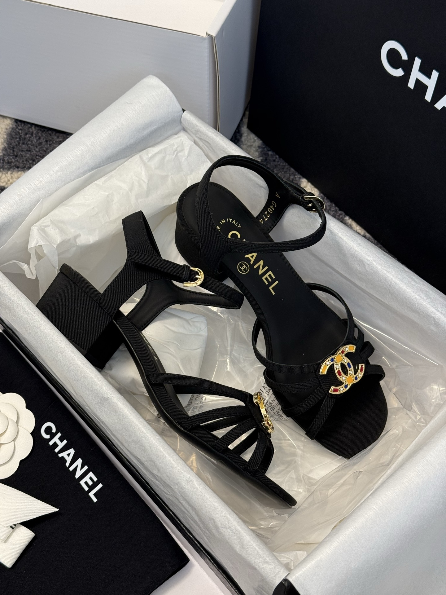 
chanel ss25 春夏凉鞋新品
双c扣件 真的好精致的，珐琅珍珠这些细节，高级感拉满！ 鞋面小羊
