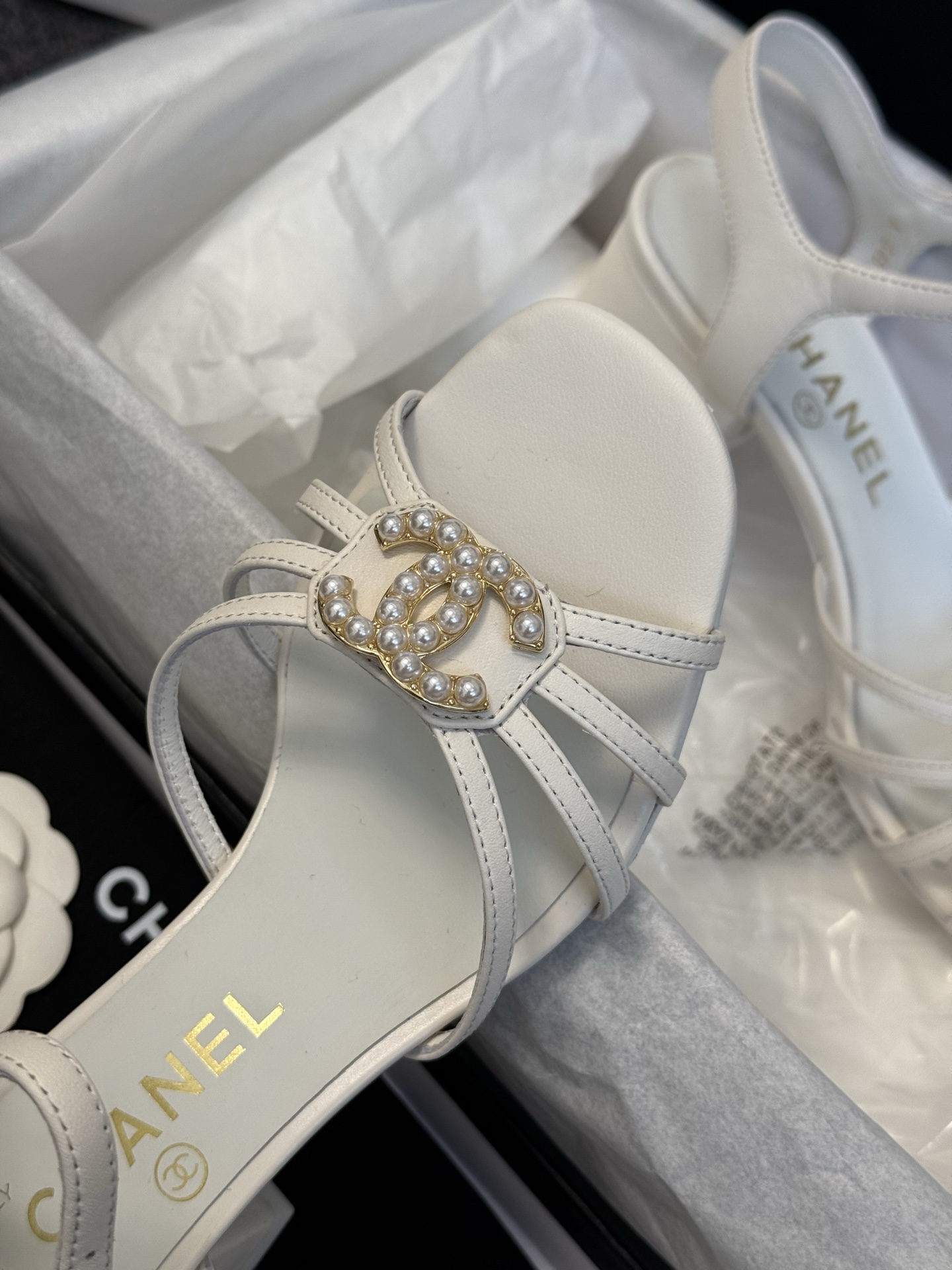 
chanel ss25 春夏凉鞋新品
双c扣件 真的好精致的，珐琅珍珠这些细节，高级感拉满！ 鞋面小羊